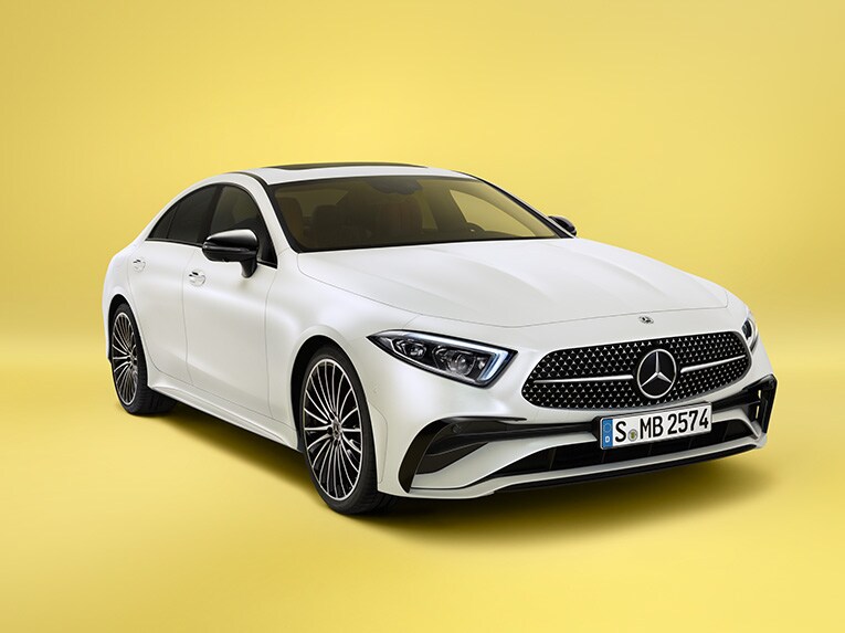 Vista frontal del Mercedes-Benz CLS en blanco