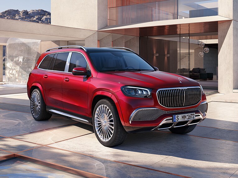 Vista frontal lateral del Mercedes-Maybach GLS delante de una casa moderna