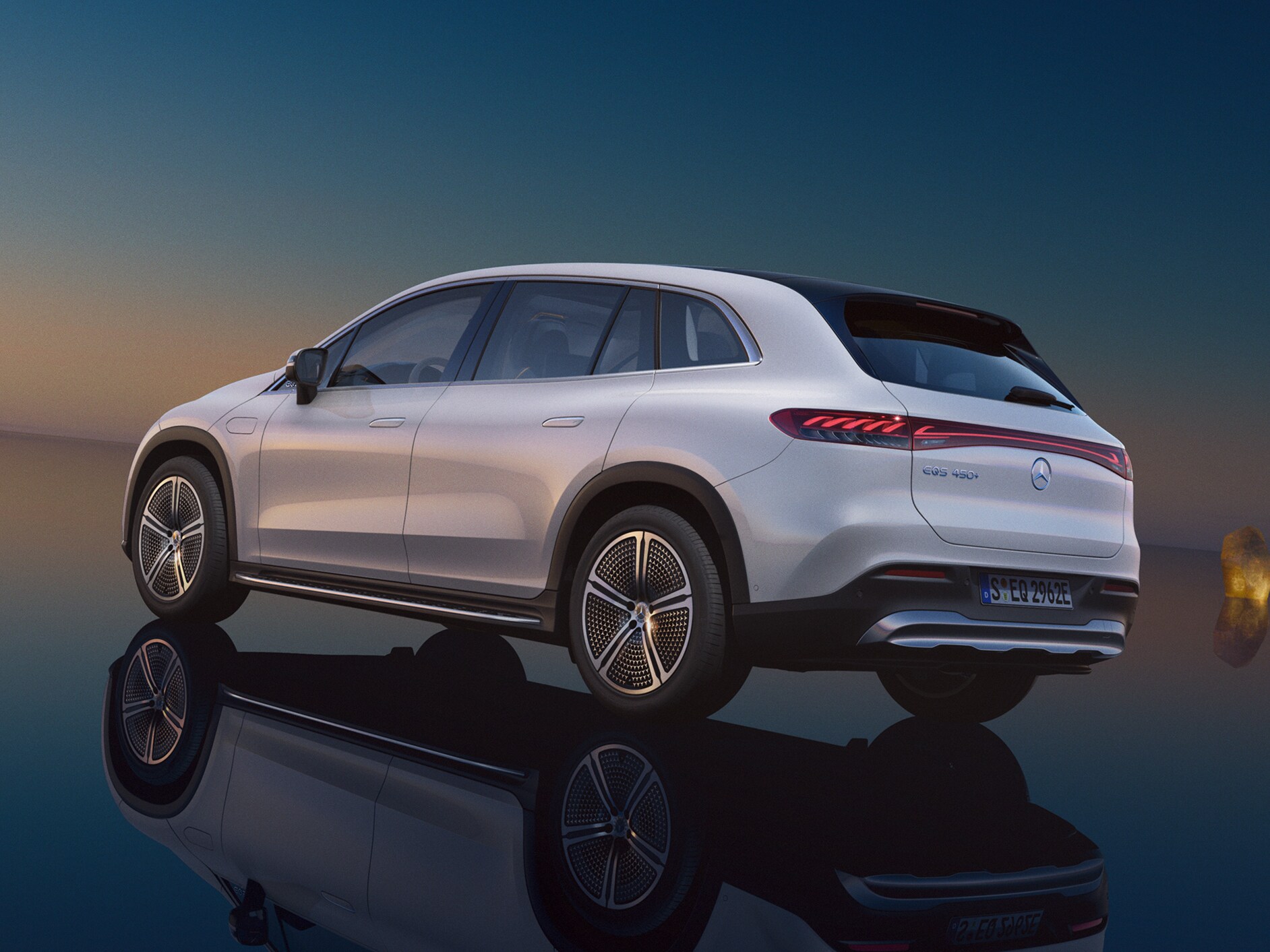 Vista lateral del EQS de Mercedes-Benz.