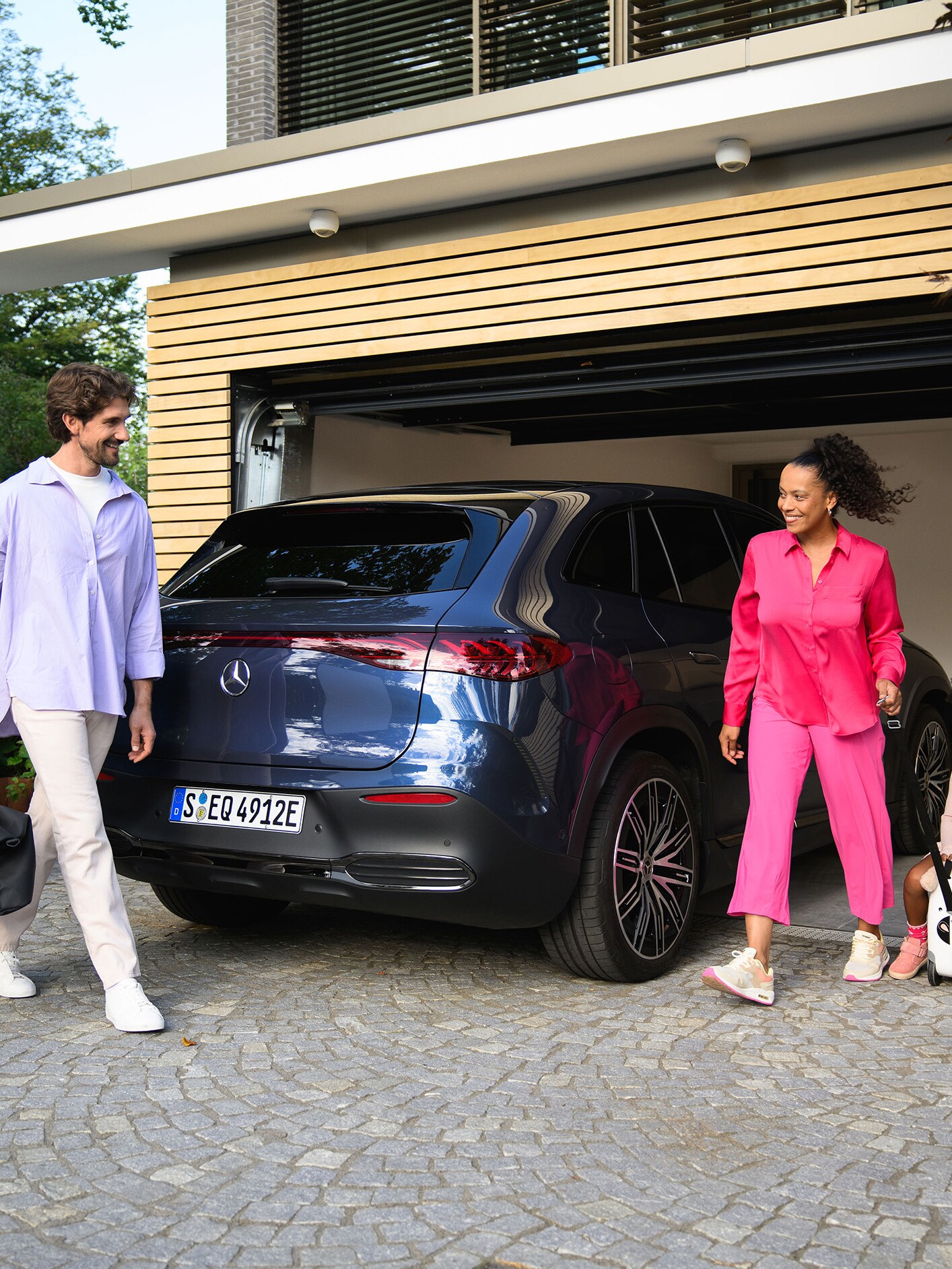 Una familia sonriendo