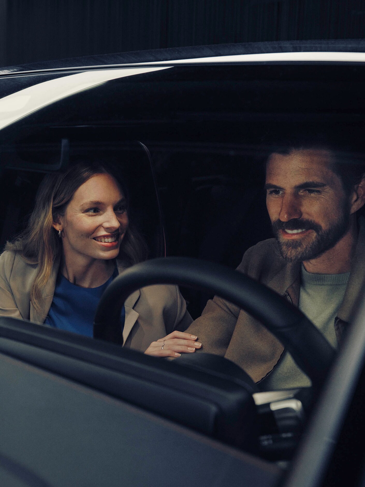 Un hombre y una mujer sentados en el Mercedes-Benz EQS