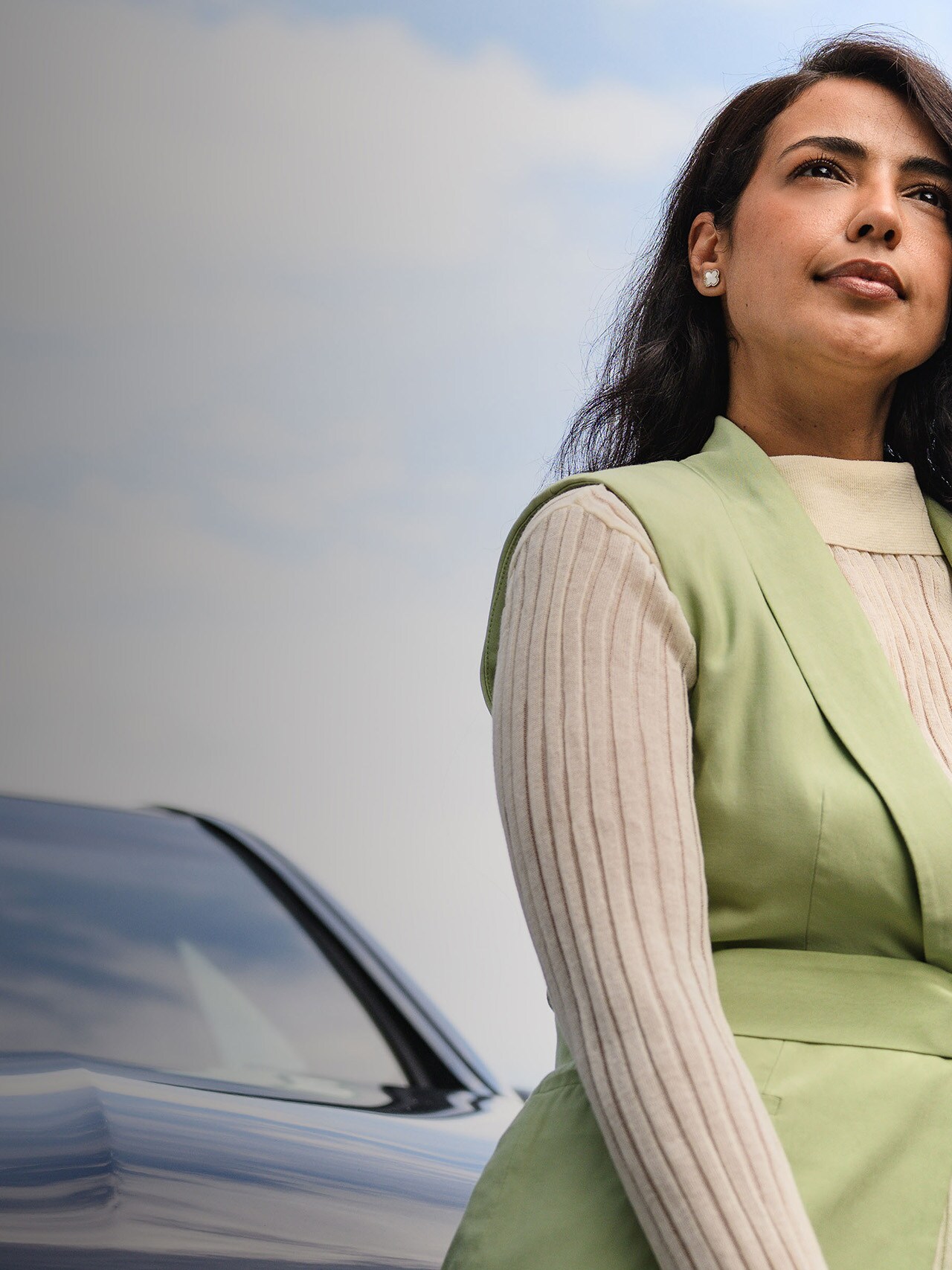 Una persona recargada en un Mercedes-Benz​