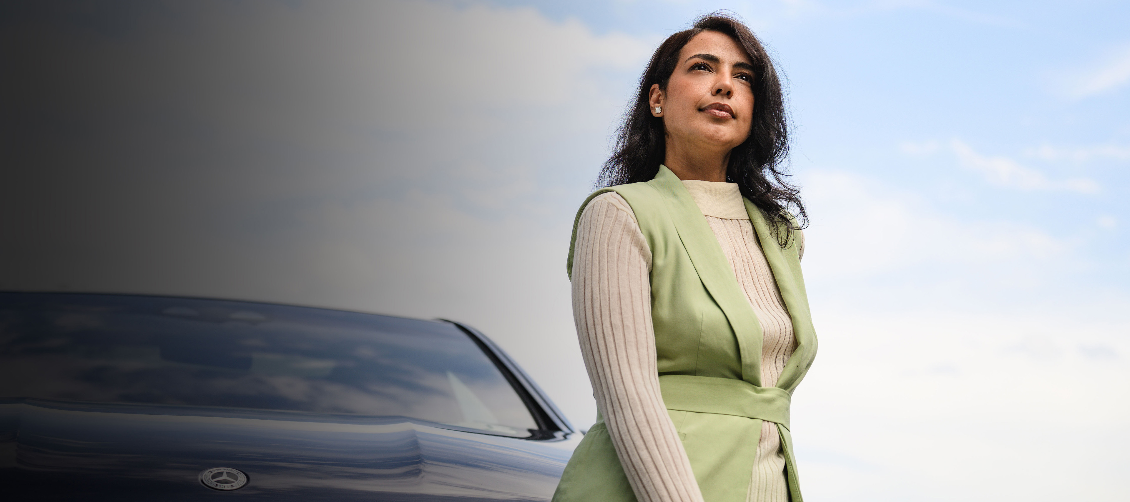 Flexibility Una persona recargada en un Mercedes-Benz