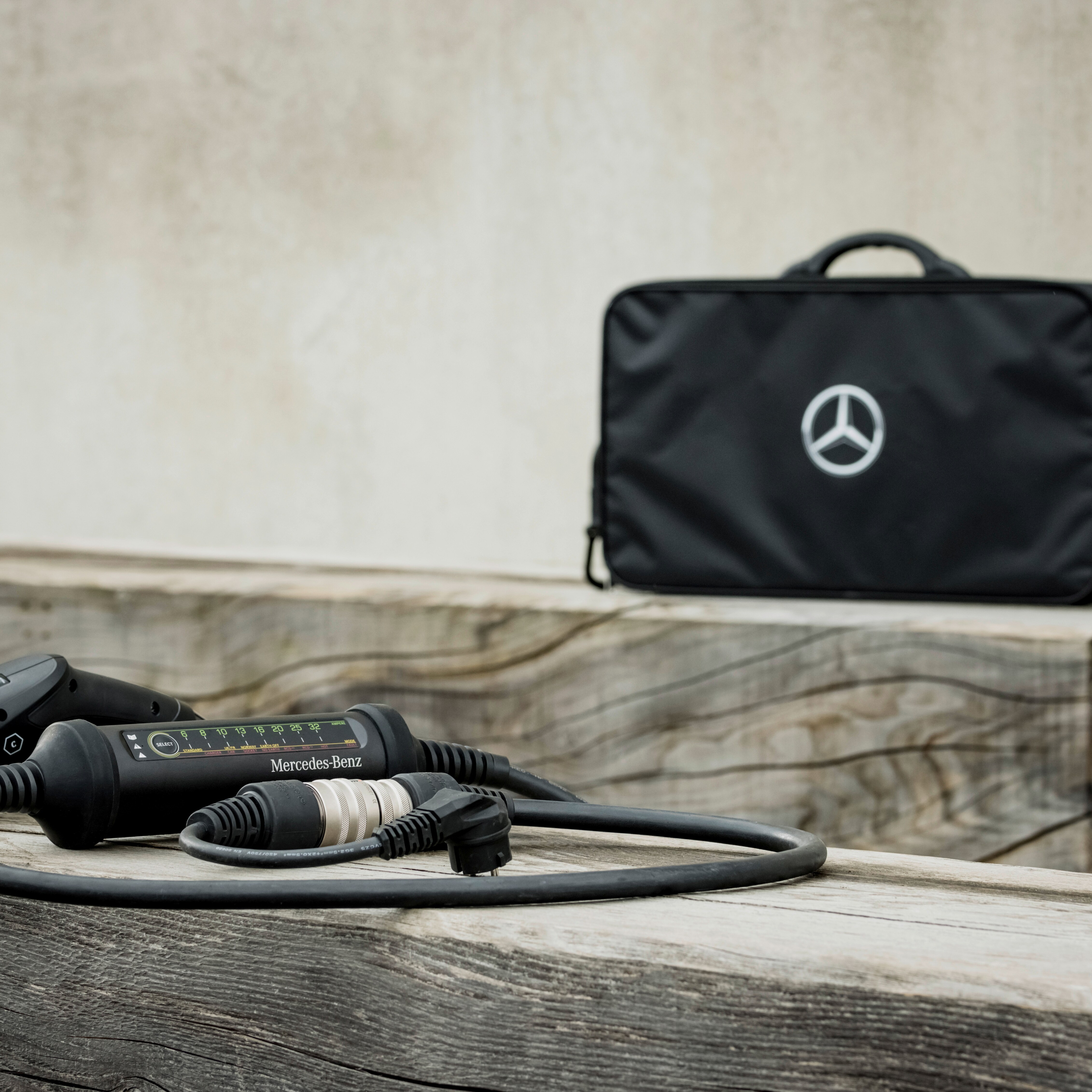 En una bolsa con la estrella Mercedes, se oculta el sistema de carga flexible de Mercedes-Benz
