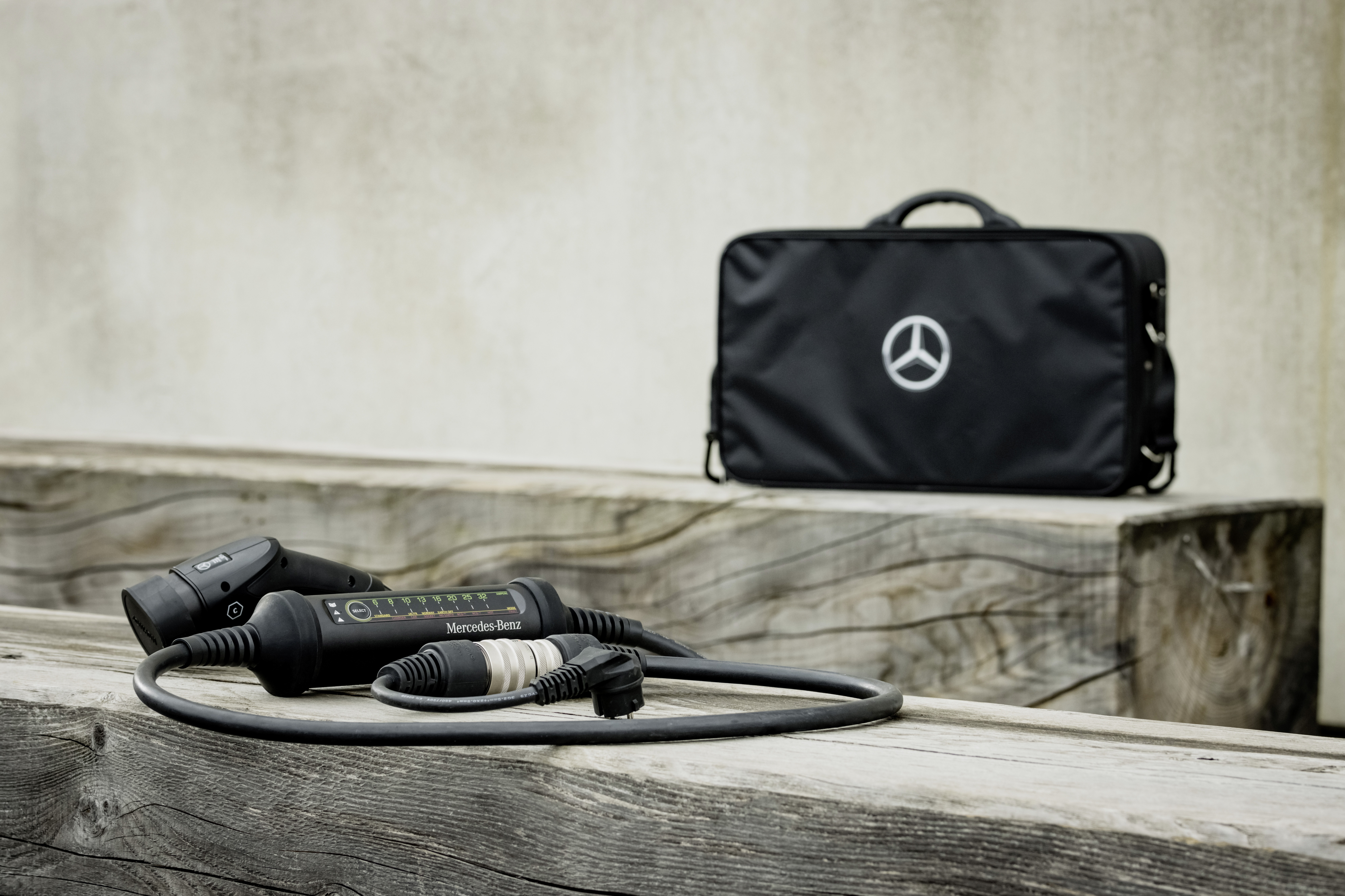 El sistema de carga flexible de Mercedes-Benz se encuentra en una práctica bolsa negra con estrella Mercedes En una bolsa con la estrella Mercedes, se oculta el sistema de carga flexible de Mercedes-Benz