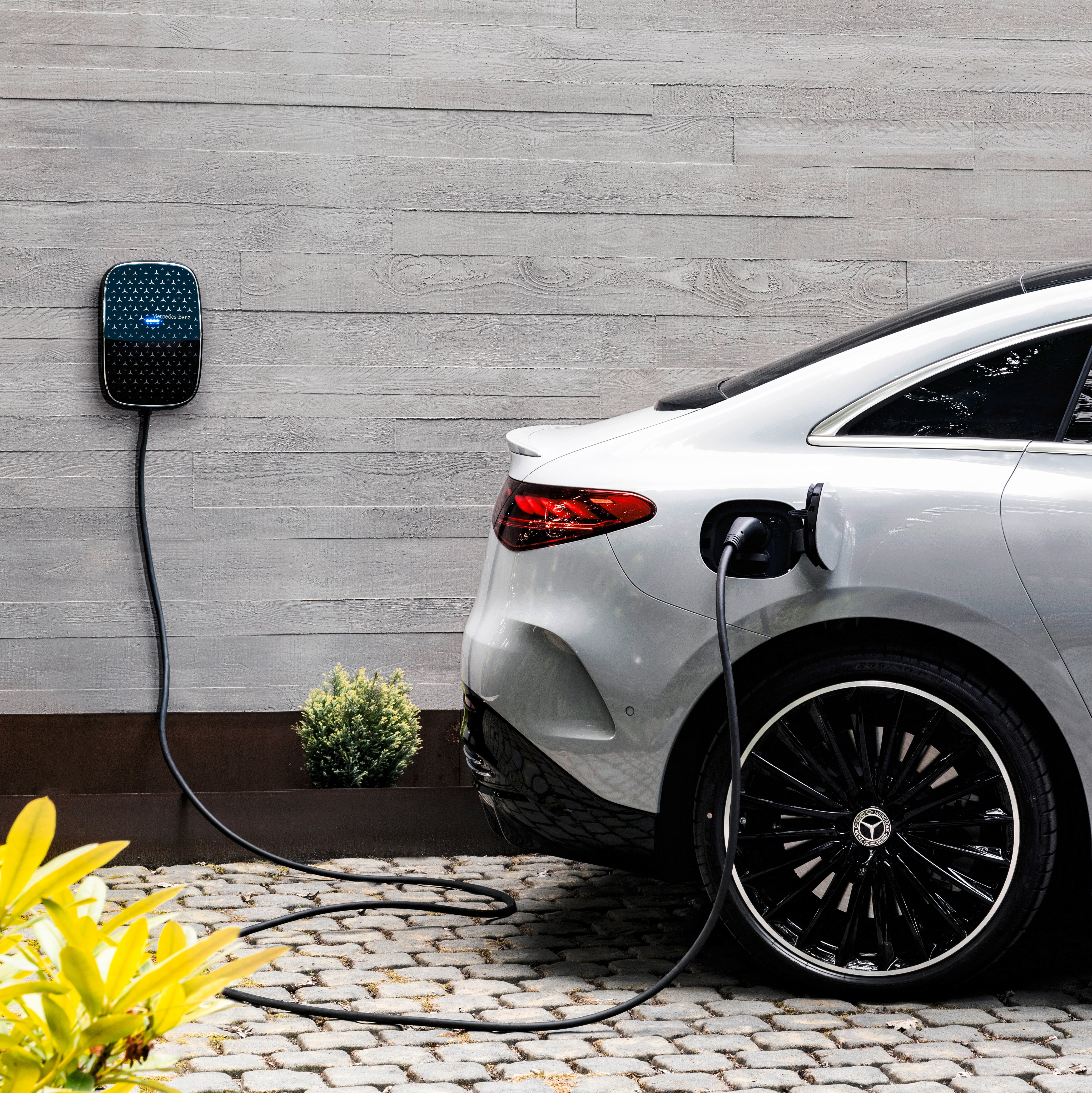 Un Mercedes-Benz EQE cargando en una Wallbox