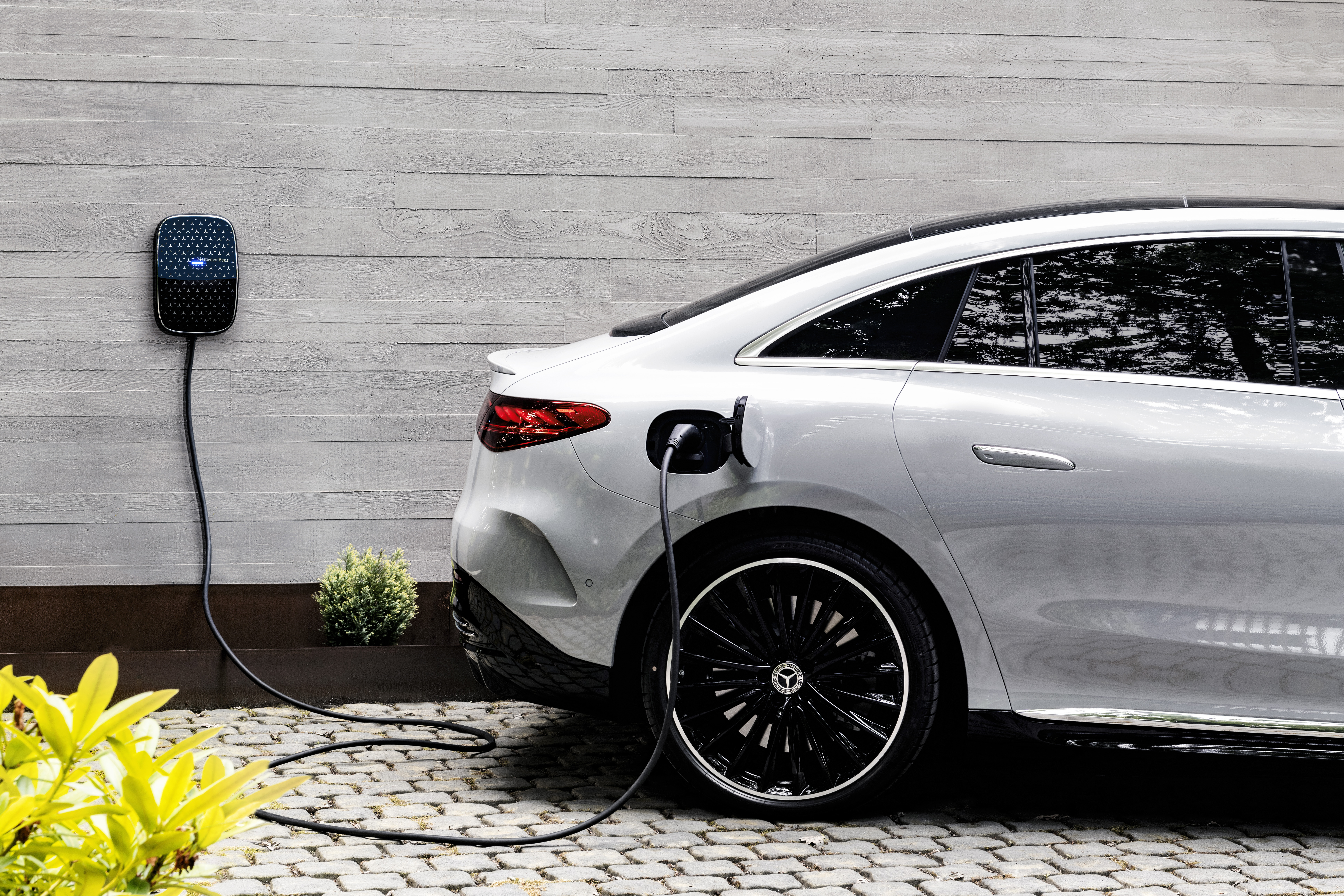 Cargar el vehículo cómodamente en casa con la Mercedes-Benz Wallbox Un Mercedes-Benz EQE cargando en una Wallbox