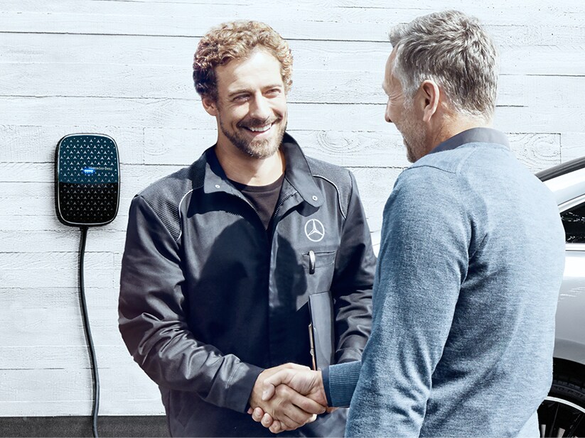 Dos personas estrechándose la mano tras una exitosa instalación de Mercedes-Benz