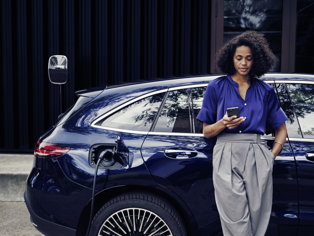 La Mercedes-Benz Wallbox permite un uso sencillo y cómodo Una persona cargando su Mercedes-Benz en una Mercedes-Benz Wallbox