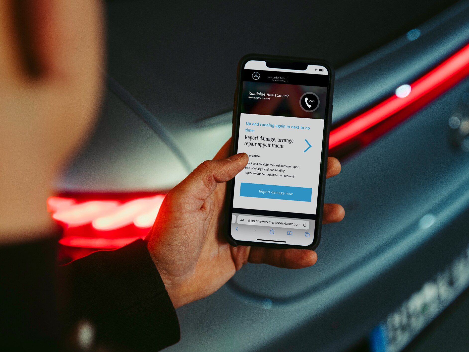 Un hombre utilizando el detector de accidentes de la Mercedes me Adapter App.