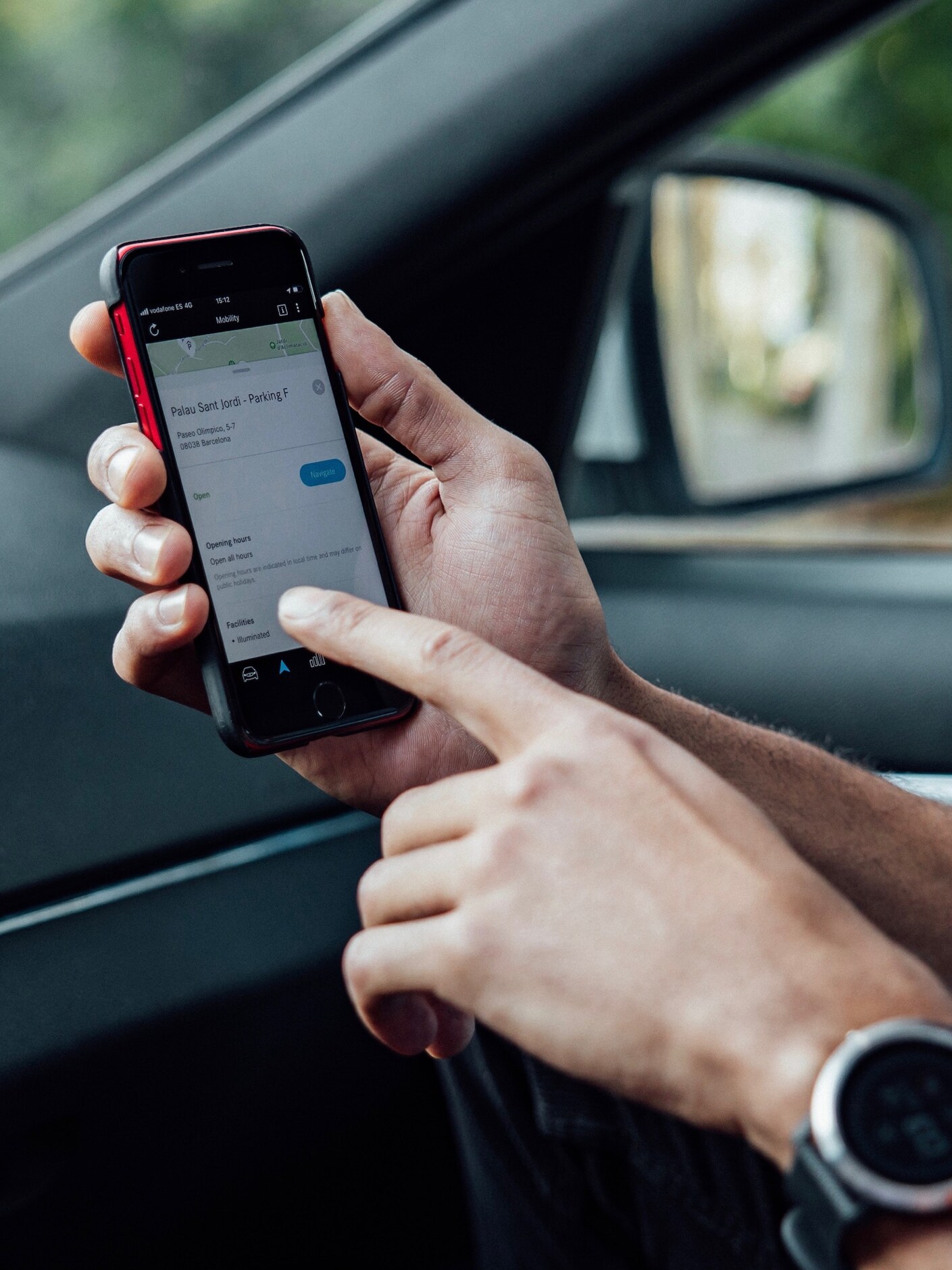 Una persona utilizando la Mercedes me Adapter App para buscar aparcamiento.