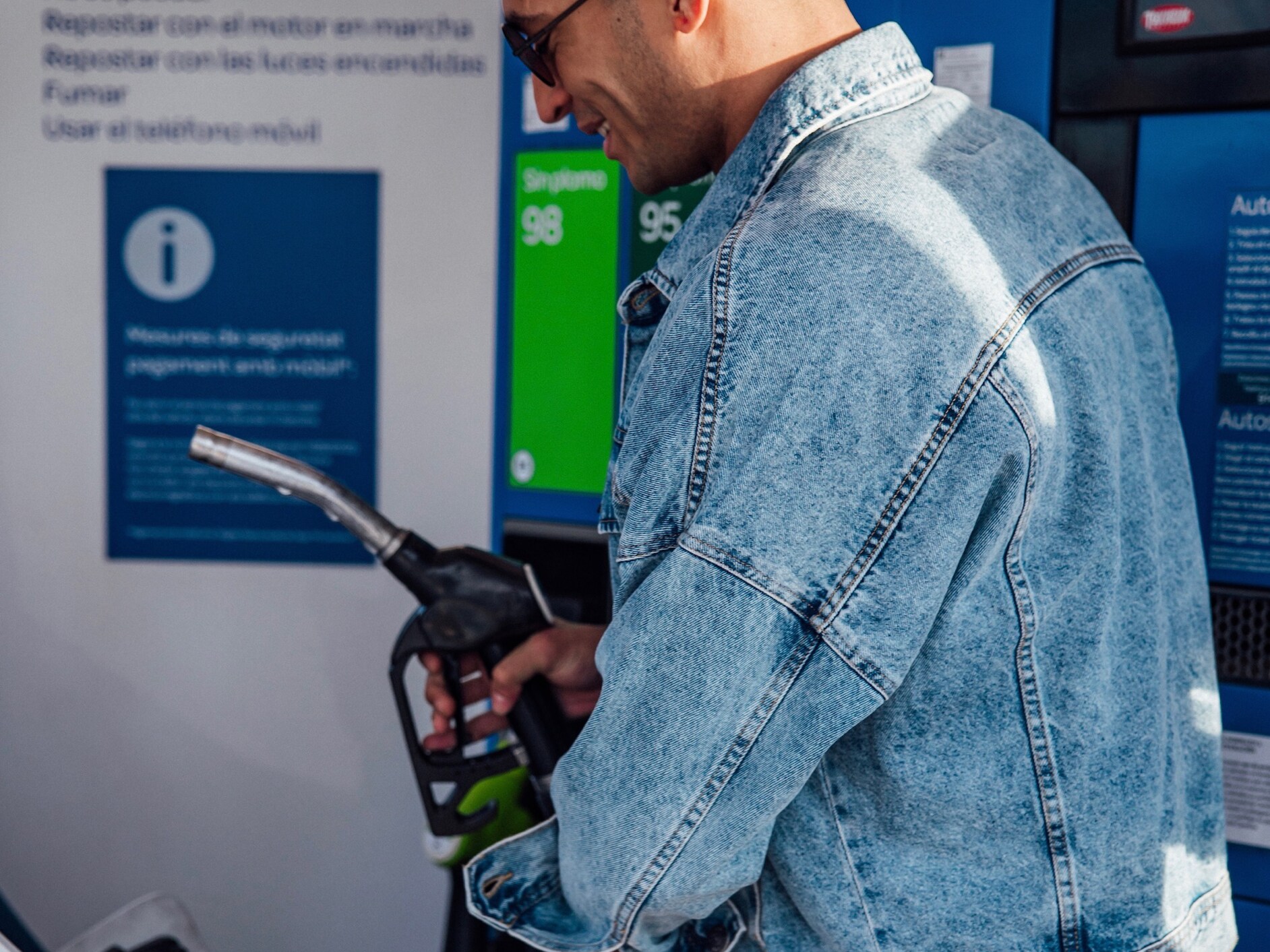Un hombre cargando gasolina en su Mercedes-Benz.
