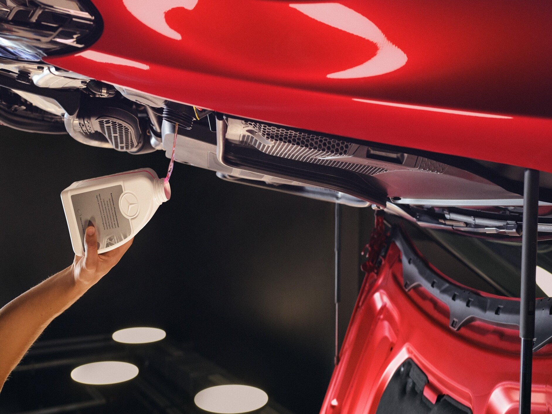 Un técnico de Mercedes-Benz realiza un servicio de mantenimiento del vehículo.