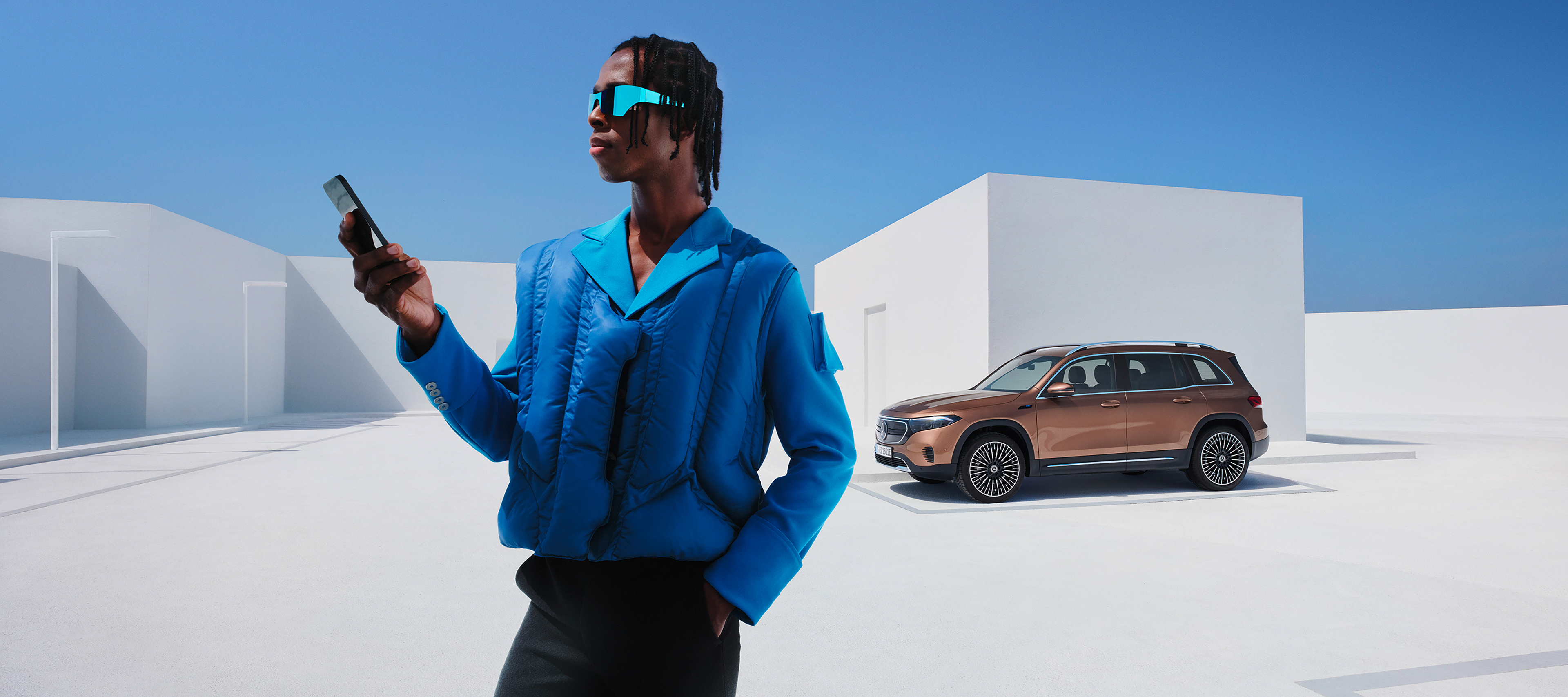 Mercedes-Benz App | Mercedes-Benz Un hombre se conecta con su Mercedes-Benz utilizando los extras digitales en su smartphone.