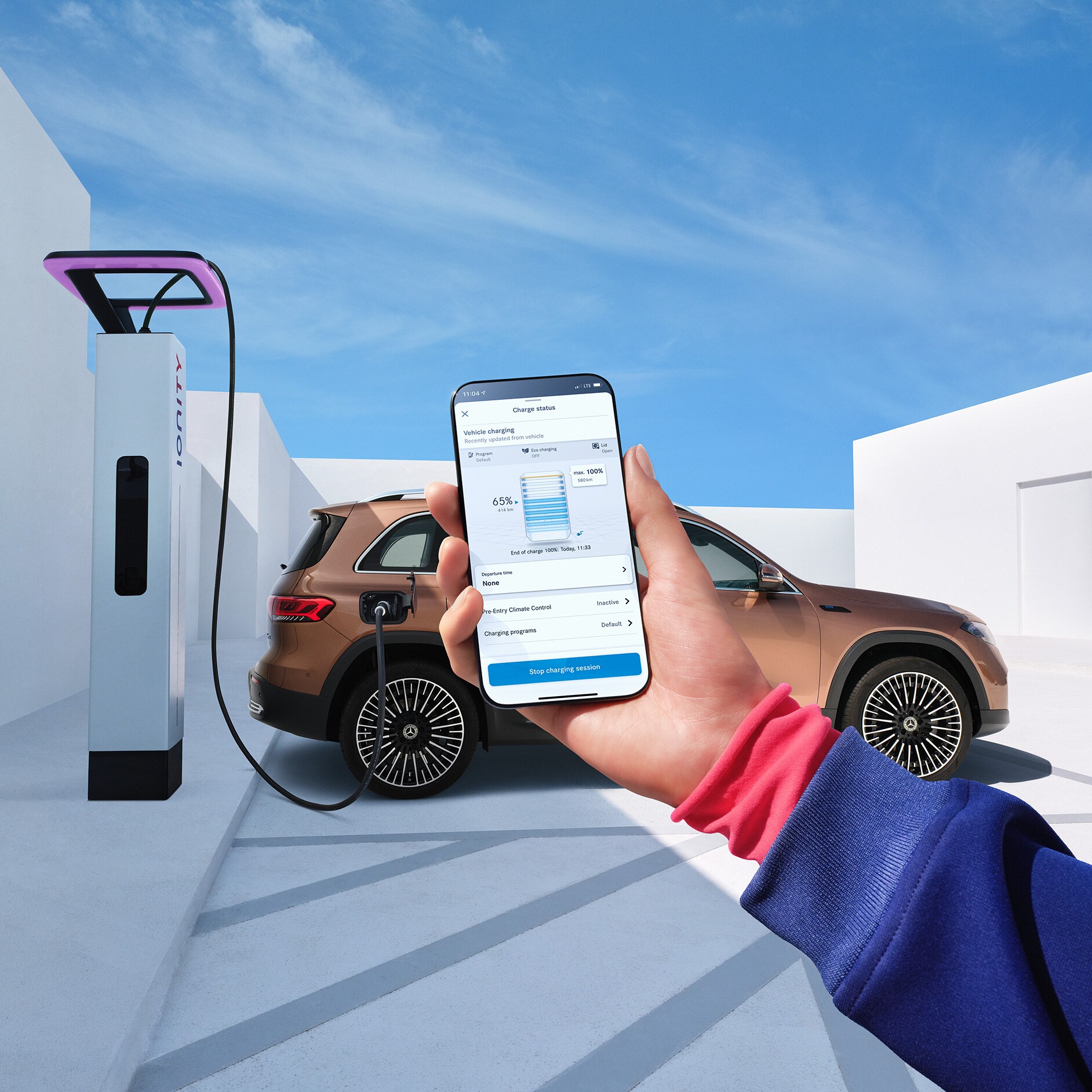 Con la Mercedes-Benz App, los clientes pueden controlar el proceso de carga del vehículo eléctrico en su Wallbox a través de su smartphone