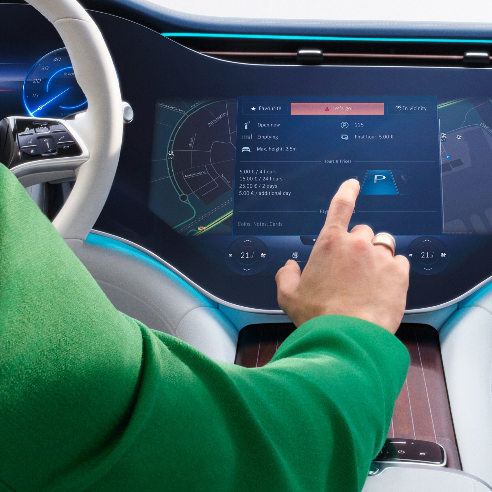 Un usuario selecciona extras digitales en la pantalla del sistema multimedia MBUX de un Mercedes-Benz