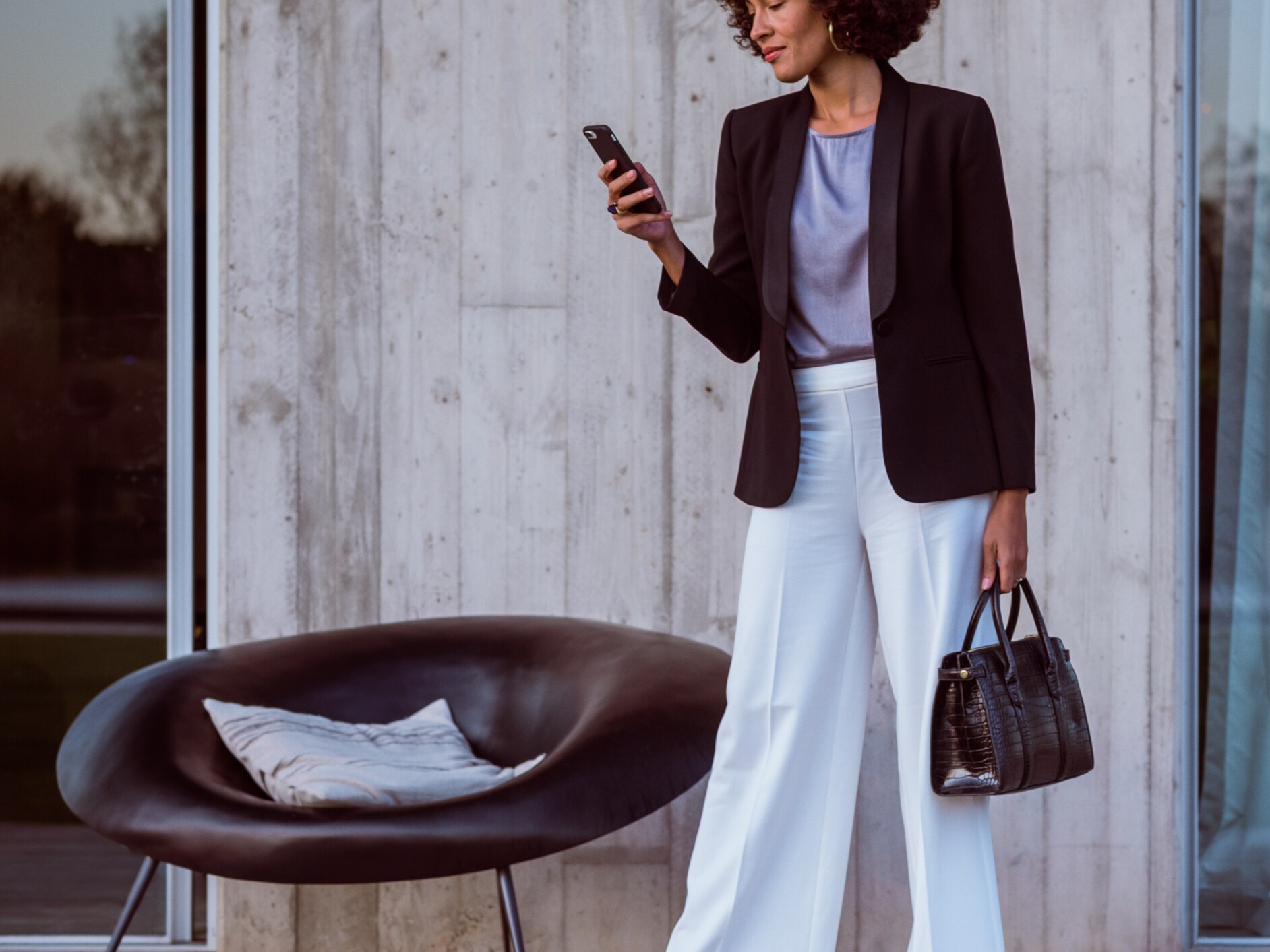 Una mujer se conecta con su Mercedes-Benz a través del smartphone, la Mercedes-Benz App y su Mercedes me ID.