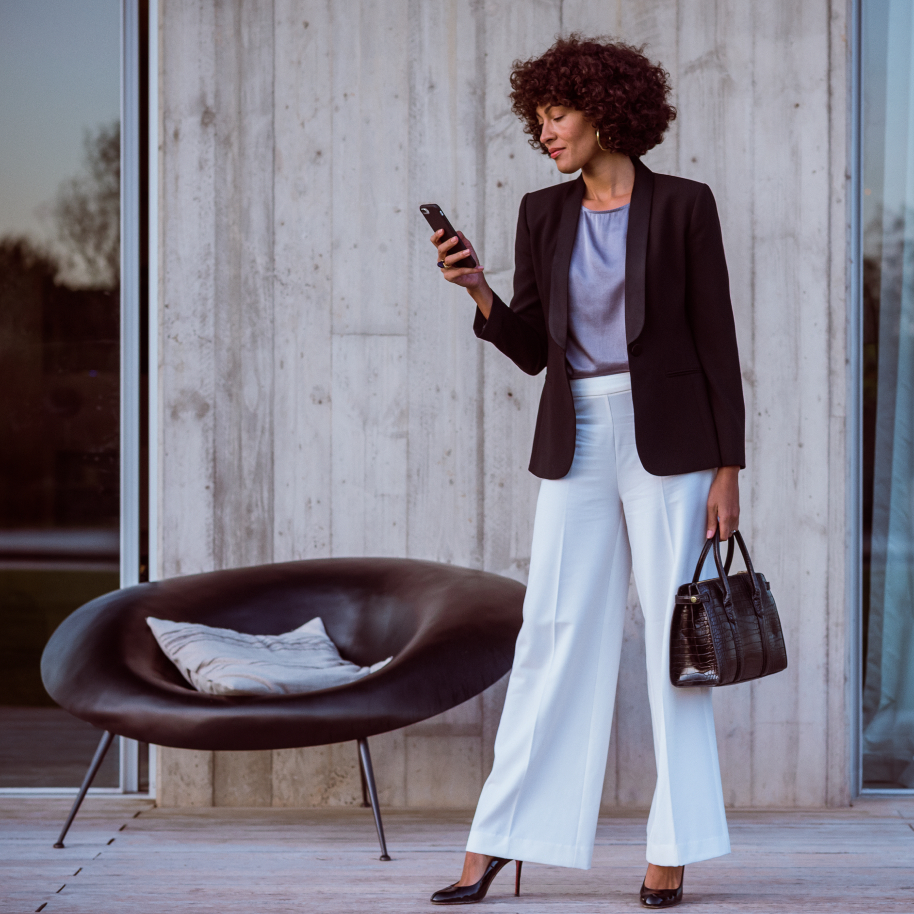 Mercedes-Benz App | Mercedes me ID | Mercedes-Benz Una mujer se conecta con su Mercedes-Benz a través del smartphone, la Mercedes-Benz App y su Mercedes me ID.