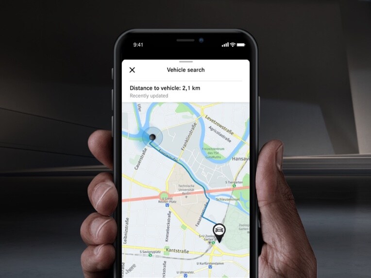 Un smartphone muestra la ubicación del vehículo gracias a un extra digital del apartado de acceso remoto.