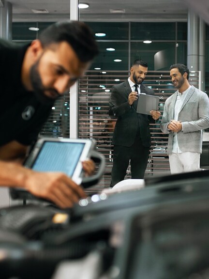 Un técnico de Mercedes-Benz comprueba la batería de la red de a bordo del vehículo.