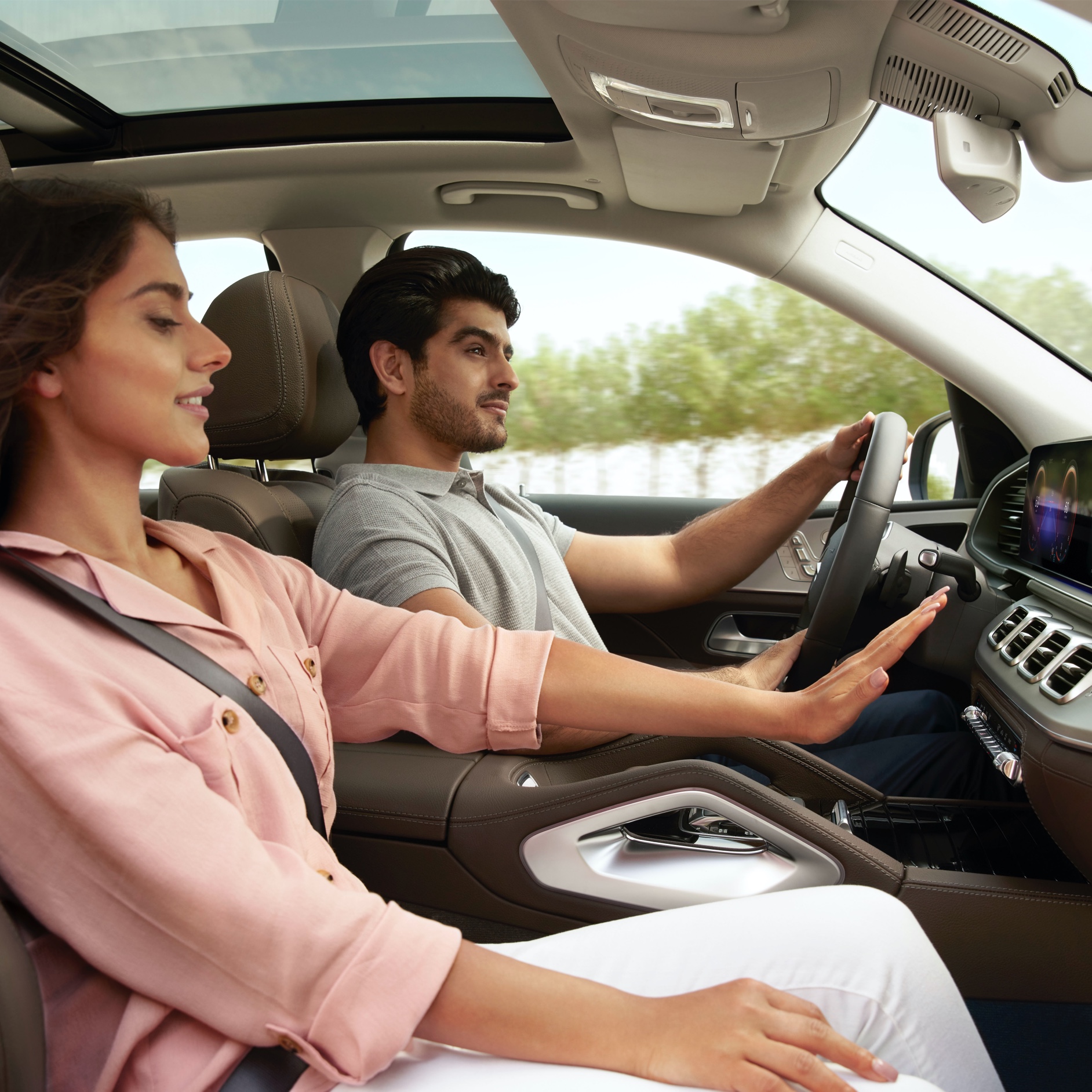 Filtros de aire originales Mercedes-Benz Una mujer levanta su mano por delante de la ranura de ventilación del sistema de aire acondicionado de su Mercedes-Benz.
