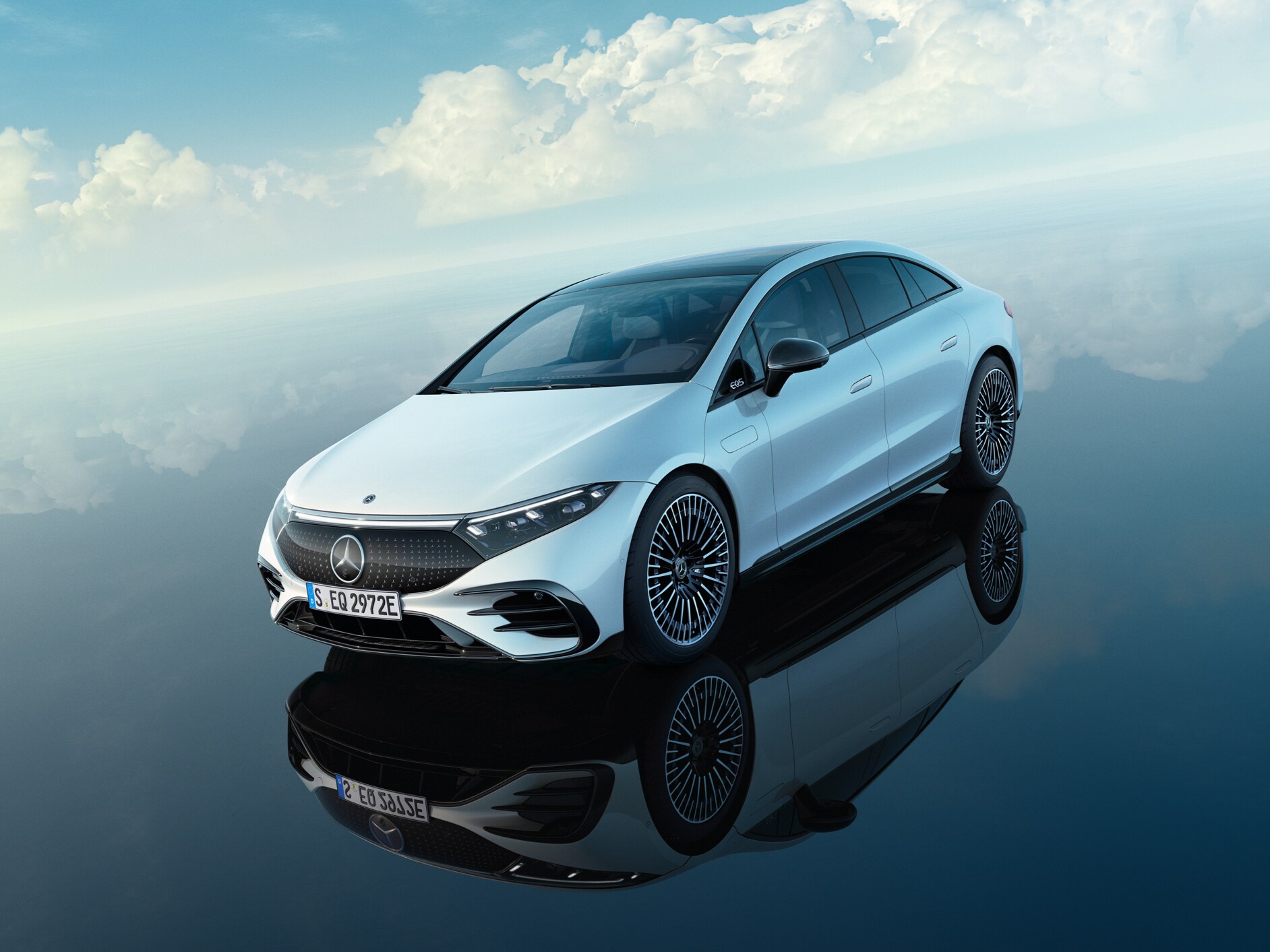 Un Mercedes-Benz blanco destaca bajo un cielo radiante.