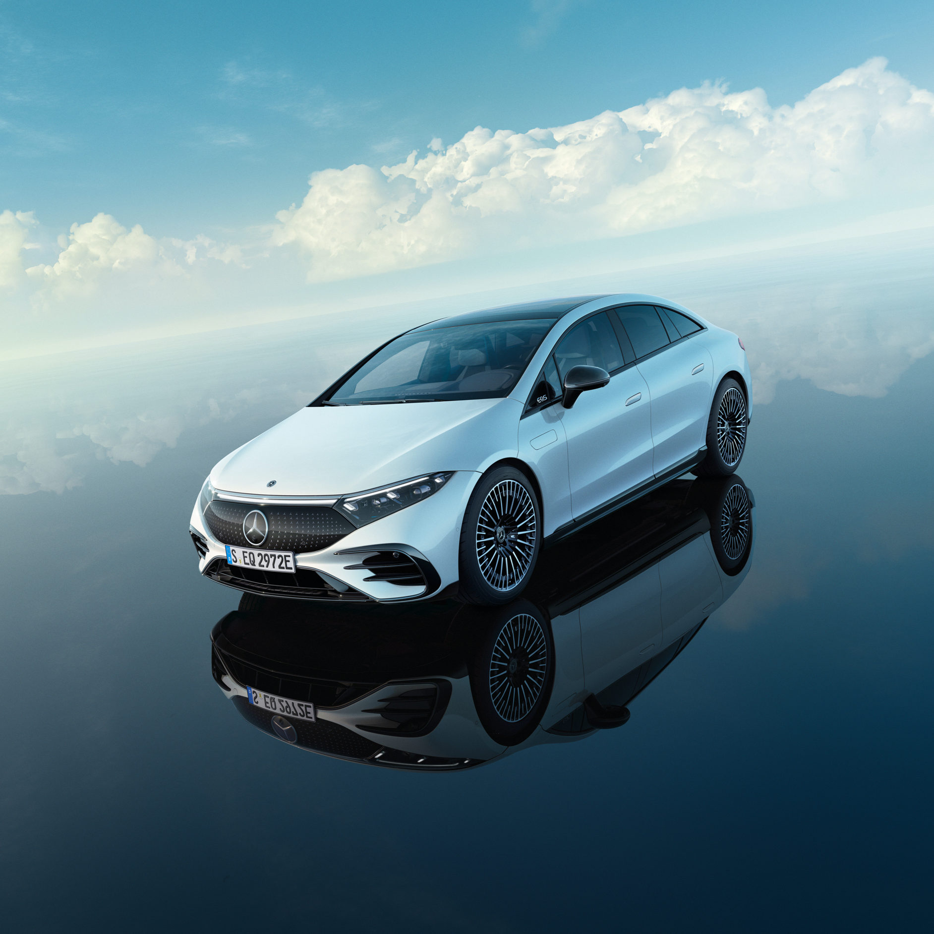 Comprobado con esmero Un Mercedes-Benz blanco destaca bajo un cielo radiante.