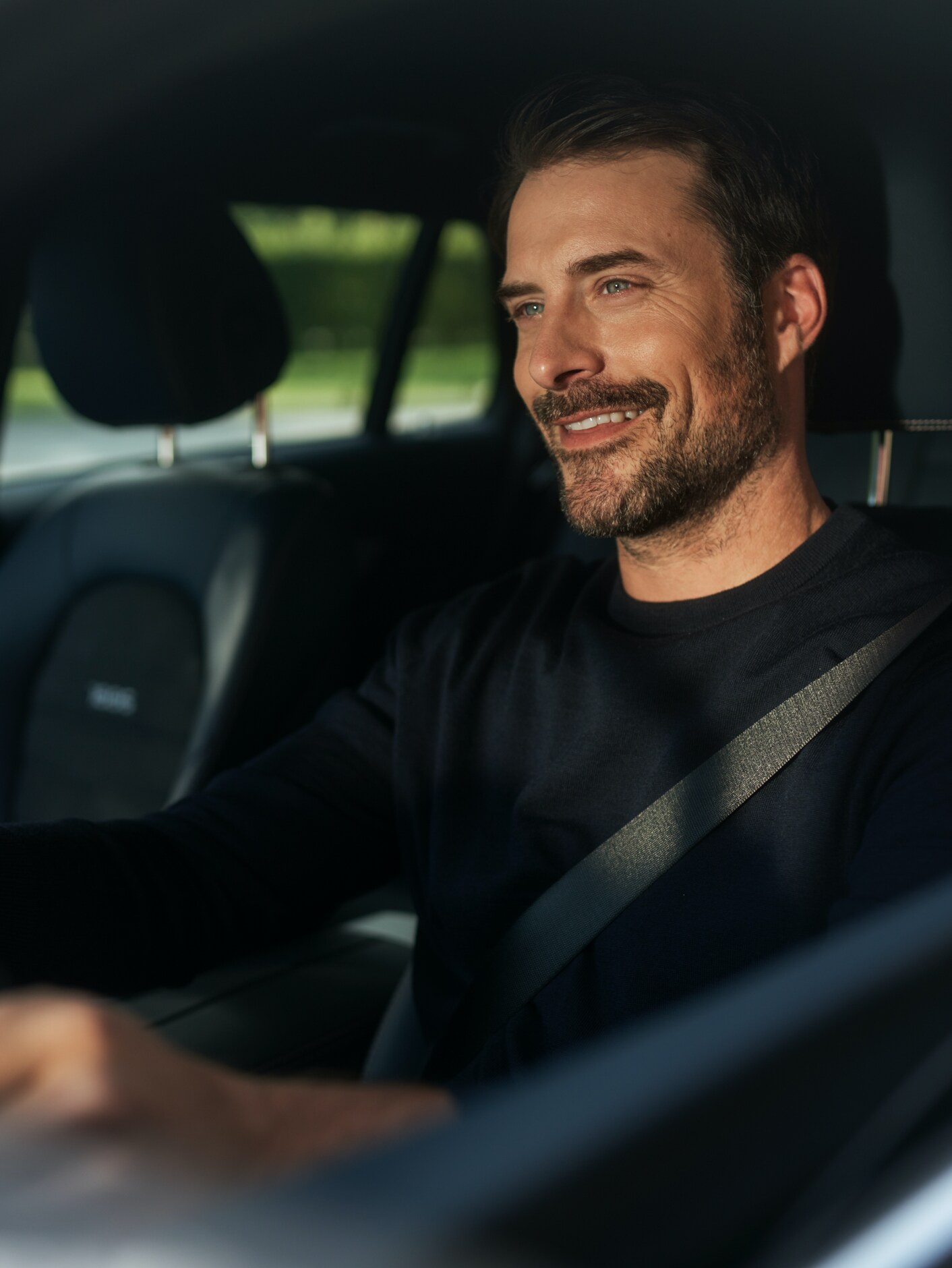 Un hombre sentado en un vehículo facilitado por Mobilo.