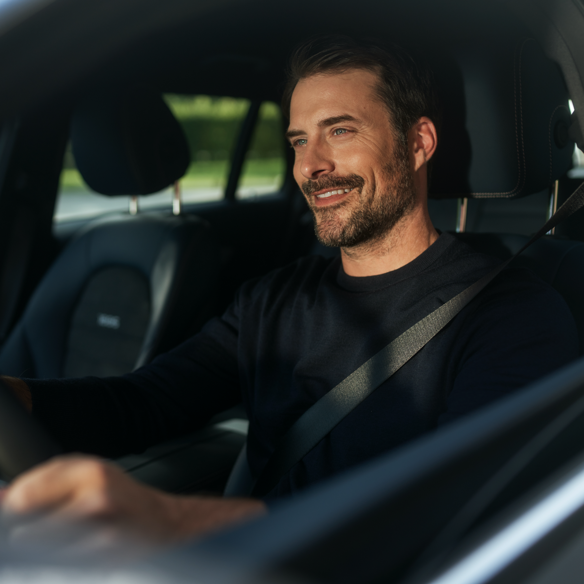 Mobilo Un hombre sentado en un vehículo facilitado por Mobilo.