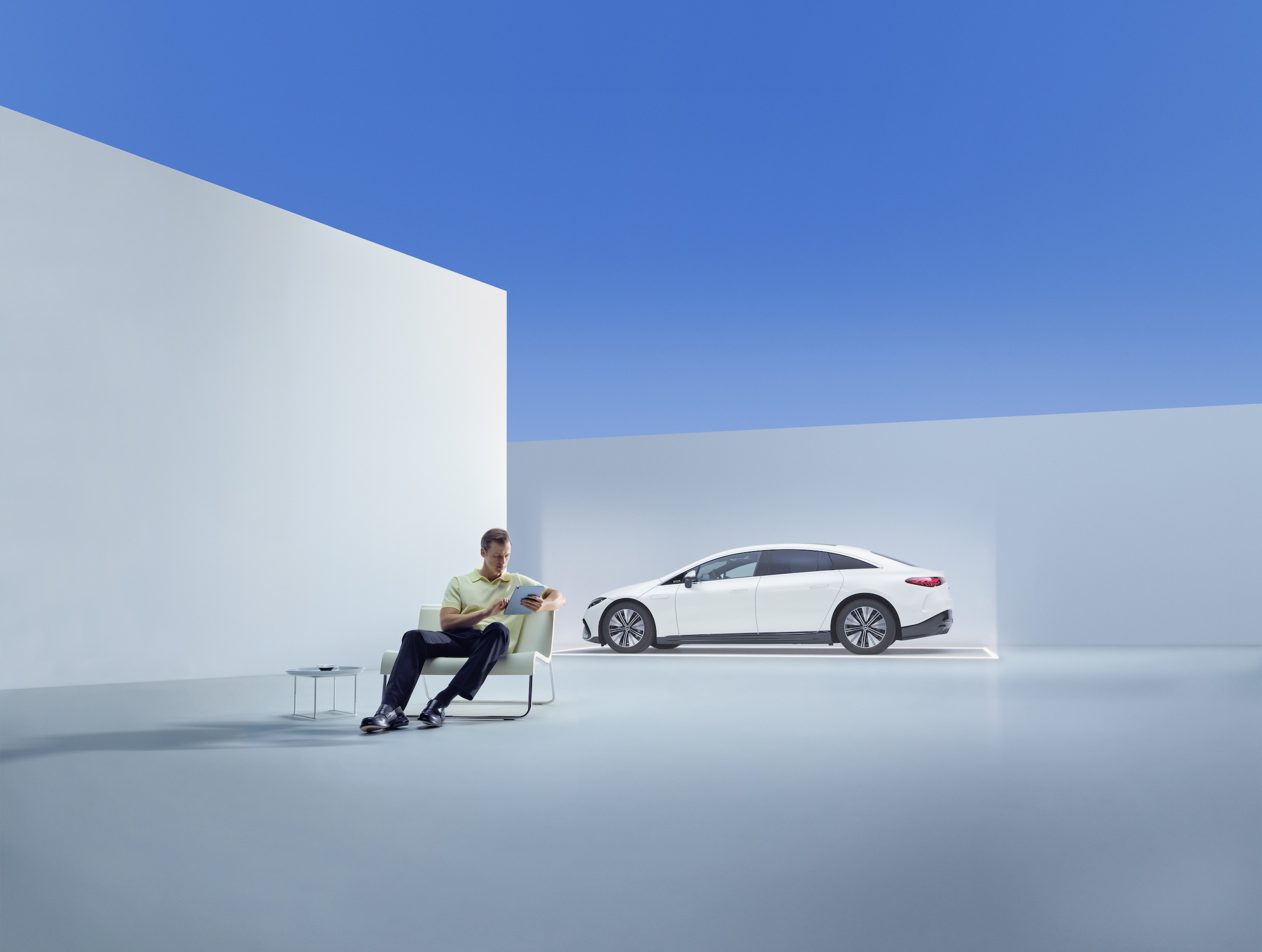 Mercedes-Benz WarrantyExtension Un hombre se relaja sentado frente a un Mercedes-Benz.