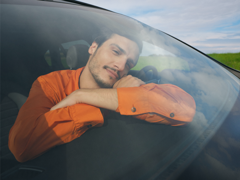 Un joven se relaja en su Mercedes-Benz.