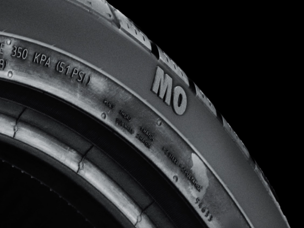 Sección de un primer plano de un neumático Mercedes MO.