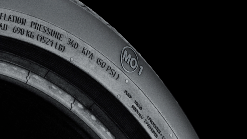 Neumáticos originales Mercedes MO1 | Mercedes-Benz Detalle de un primer plano de un neumático Mercedes MO1.