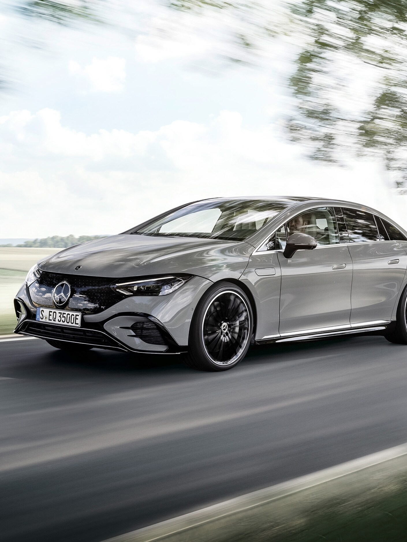 Escorzo frontal lateral de un EQS en una carretera