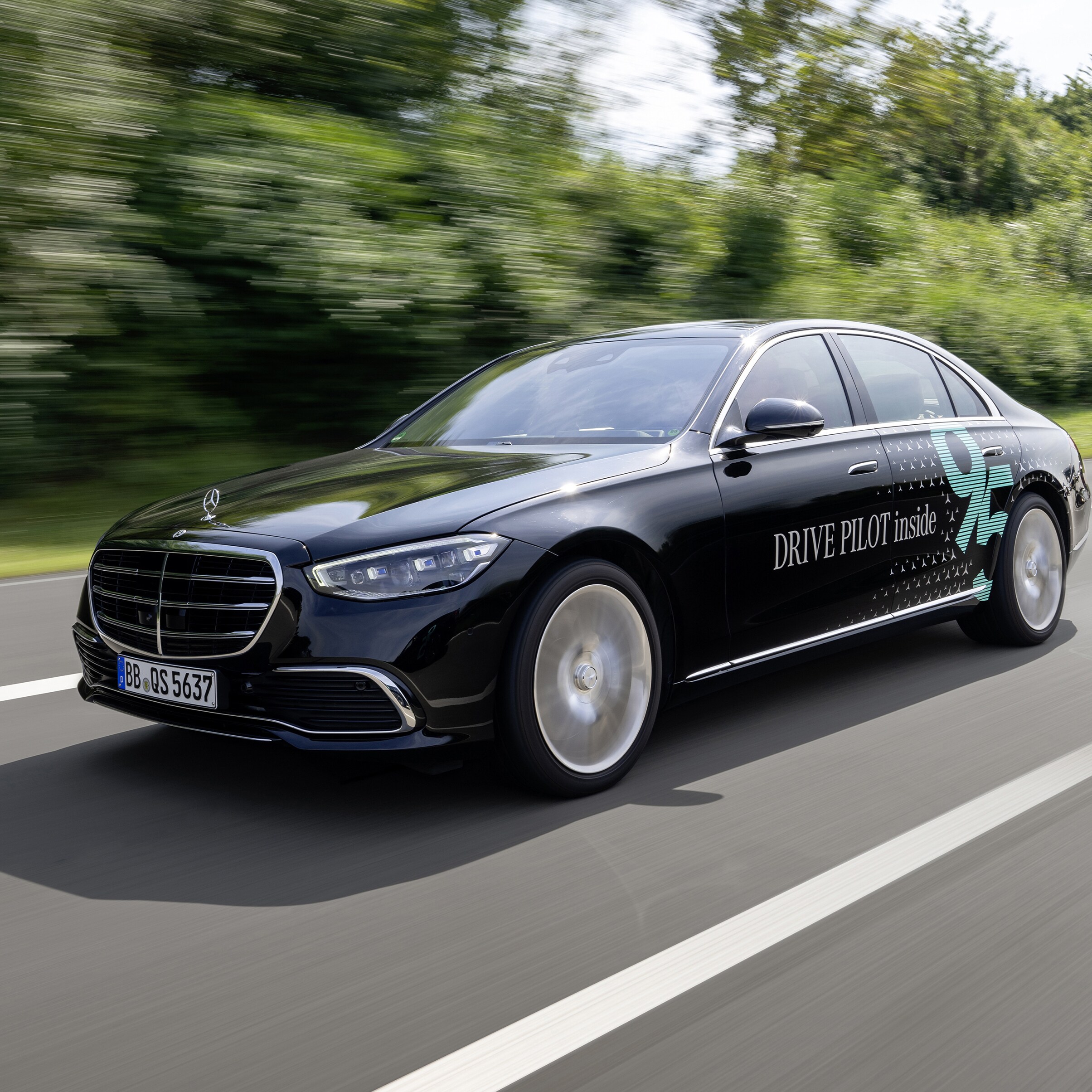 Volante y visualizador del conductor en un Mercedes-Benz.