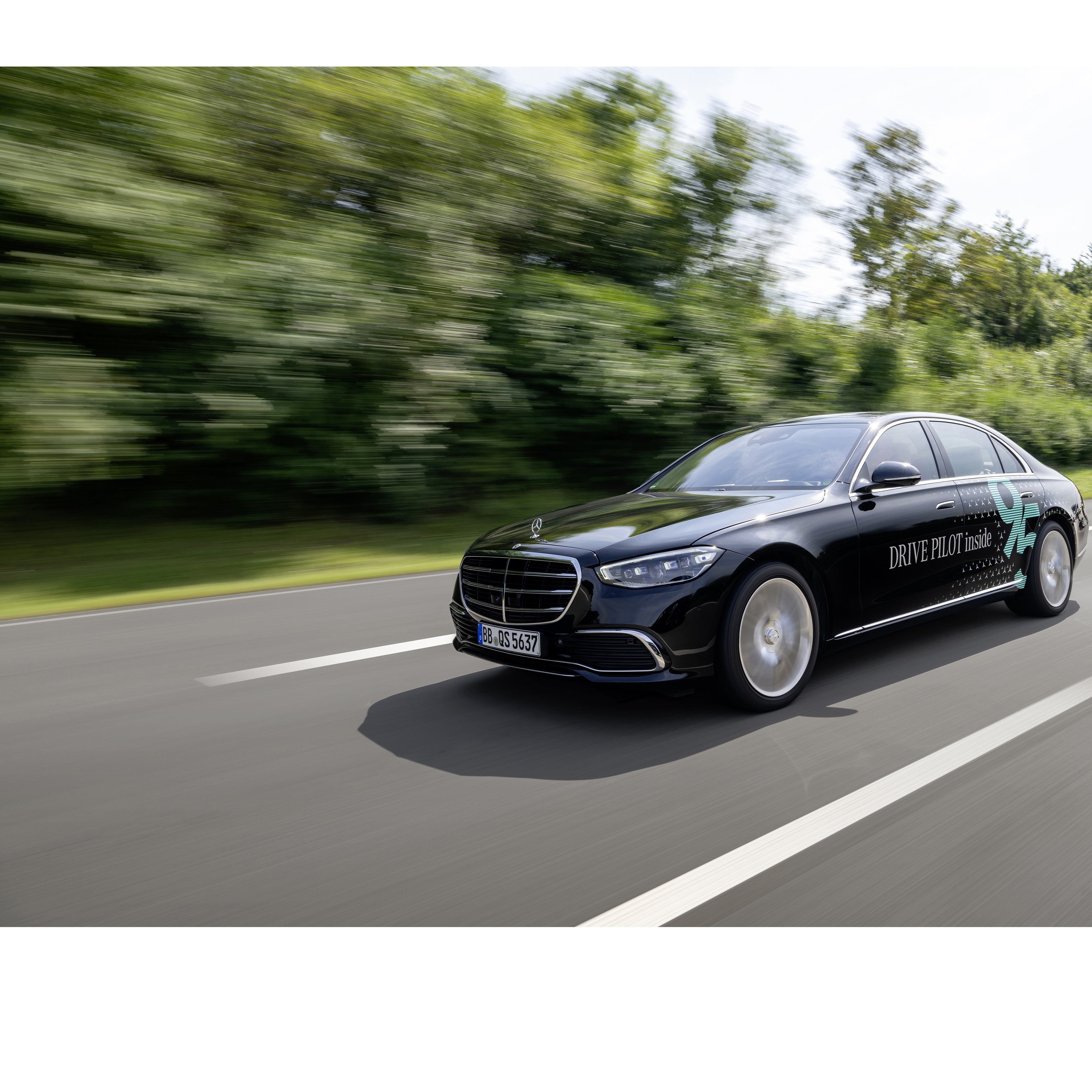 Conducción automatizada & Sistemas de asistencia a la conducción | Mercedes-Benz Volante y visualizador del conductor en un Mercedes-Benz.