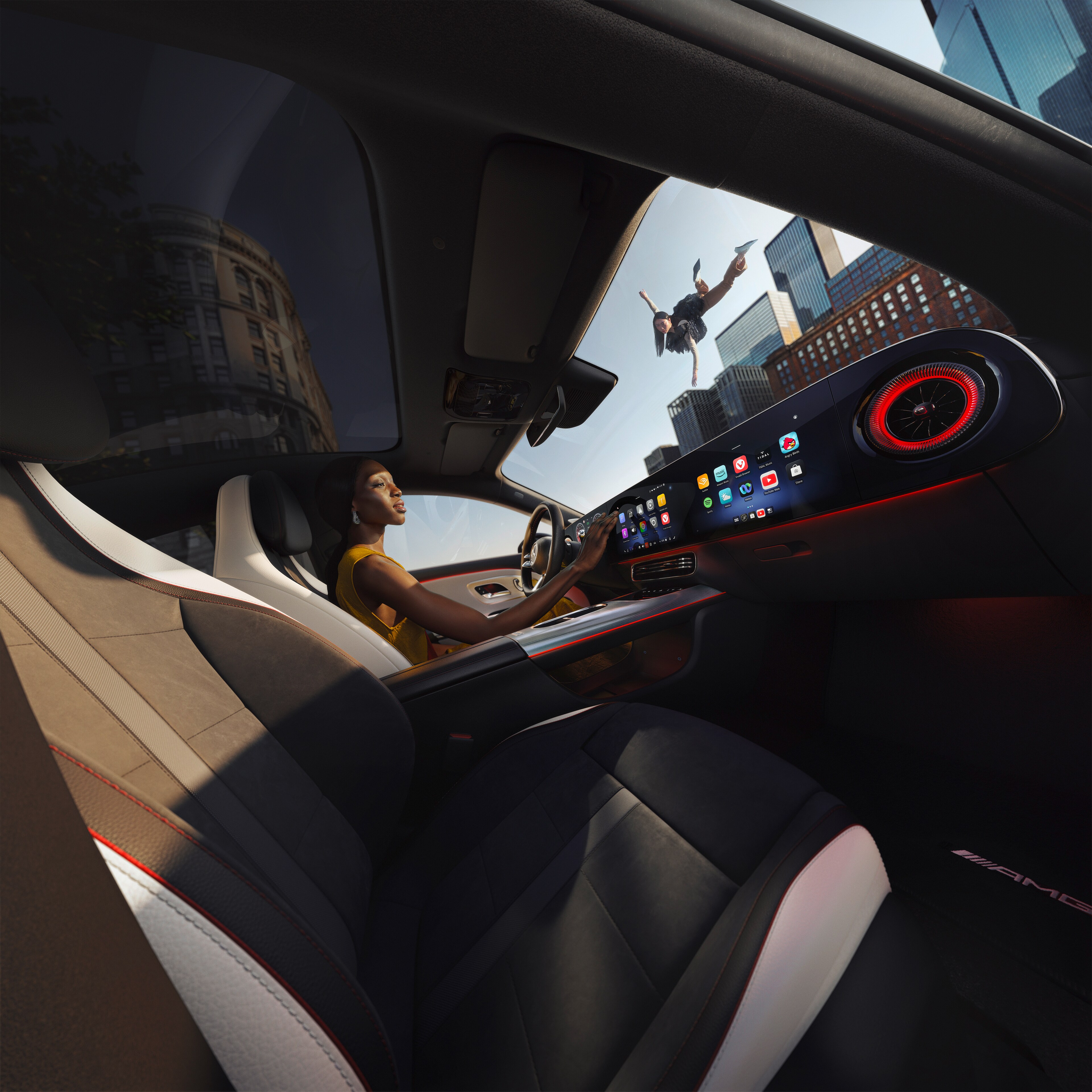 Vista del interior mostrando el puesto de conducción de un Mercedes-Benz con el sistema multimedia MBUX.
