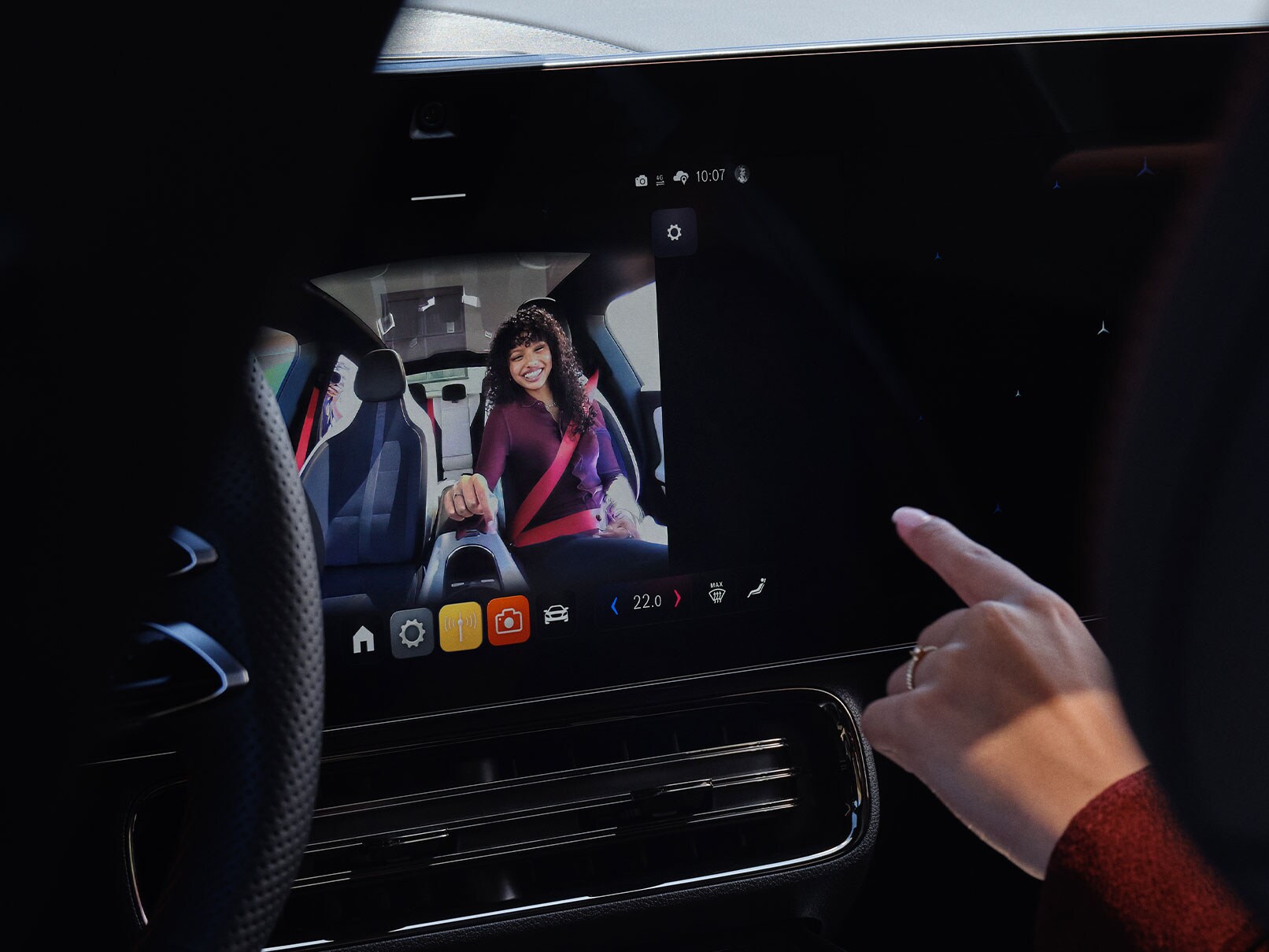 Un asistente virtual en el visualizador central de un Mercedes-Benz.