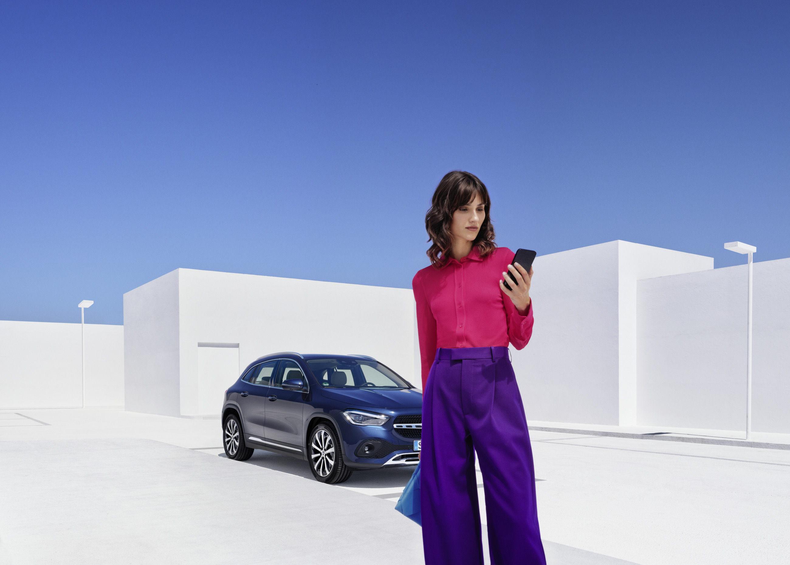 Contacto Una persona usando su teléfono móvil para comunicarse con Mercedes-Benz.