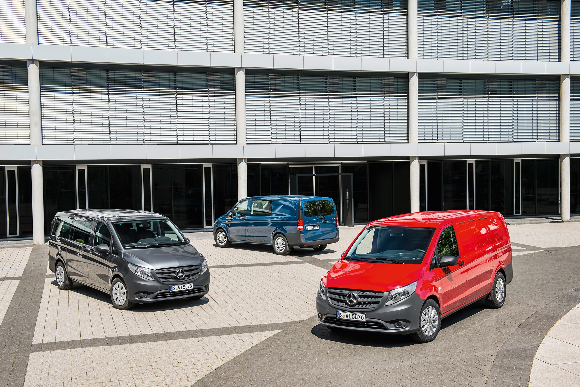 La tercera generación de la Mercedes-Benz Vito | Historia de los vehículos industriales | Mercedes-Benz Varios vanes Mercedes-Benz Vito aparcados frente a un moderno edificio de oficinas