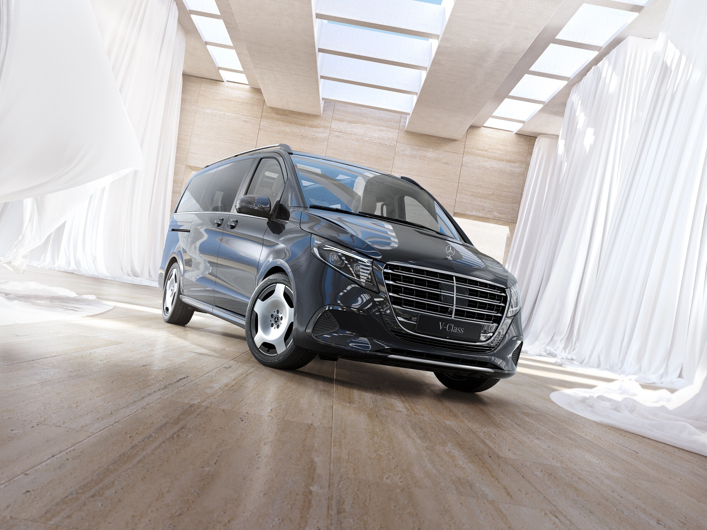 Furgón de pasajeros Mercedes-Benz Clase V en un interior luminoso y moderno con claraboyas