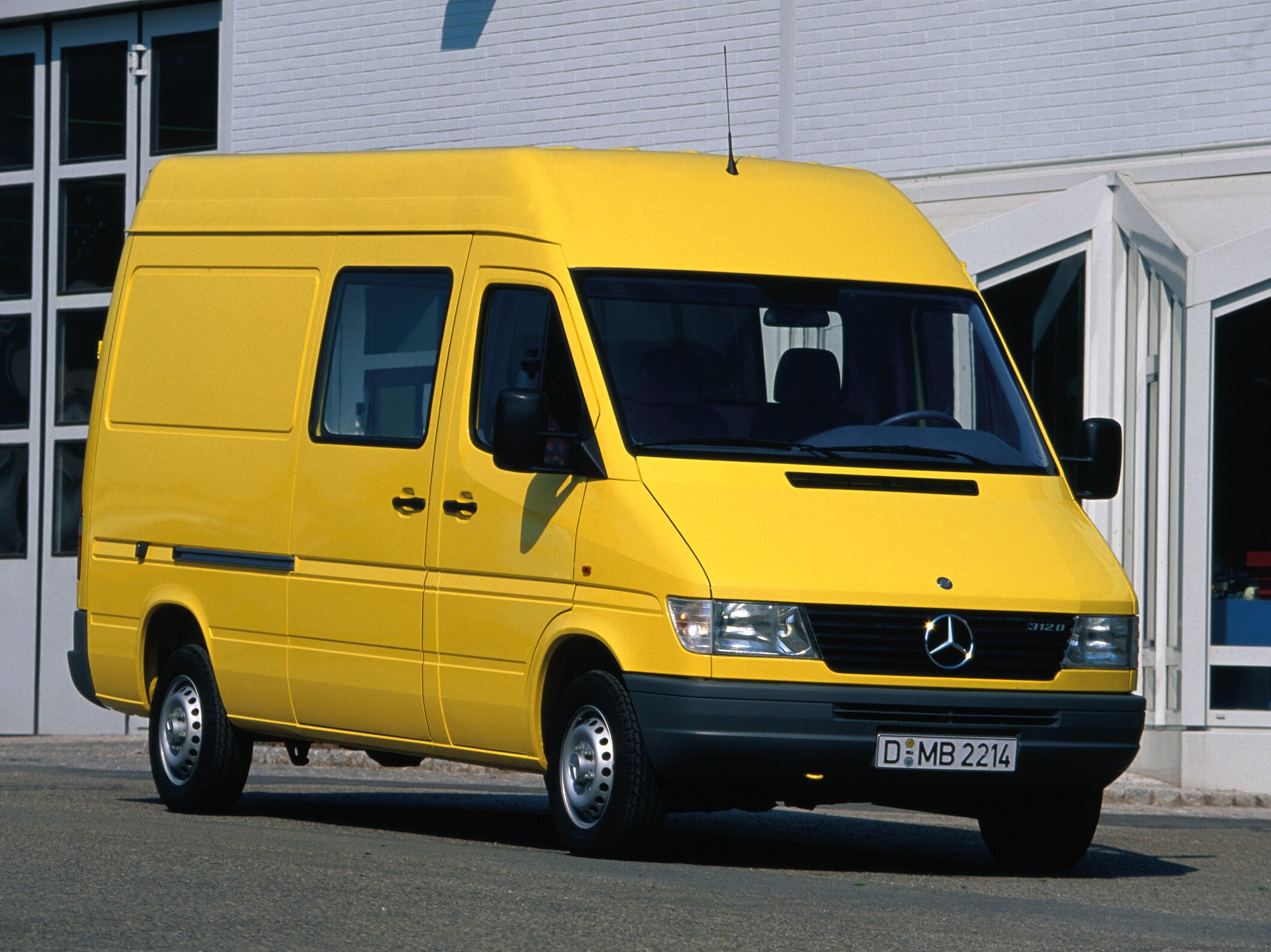 Sprinter de primera generación aparcado delante de un edificio industrial
