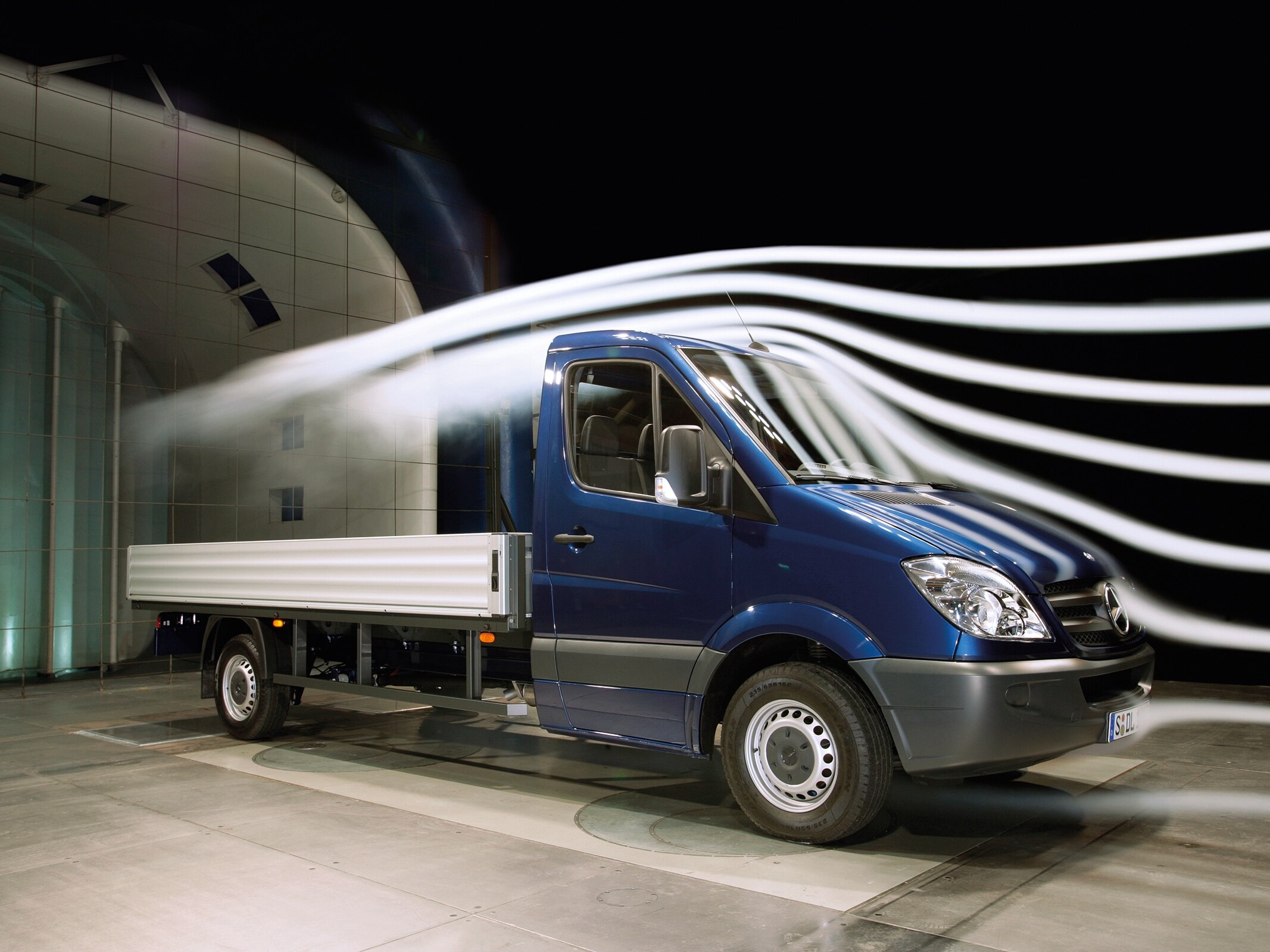 Vehículo Sprinter con caja abierta expuesto en las instalaciones de pruebas del túnel de viento