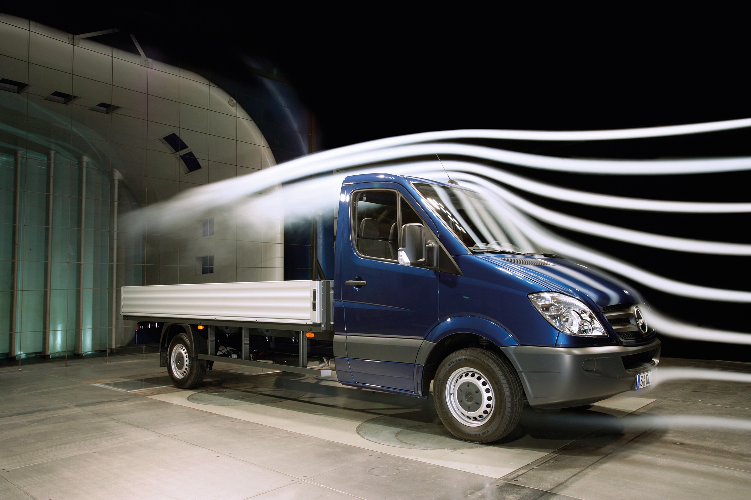 Sprinter de segunda generación con caja abierta | Historia de los vehículos industriales | Mercedes-Benz Vehículo Sprinter con caja abierta expuesto en las instalaciones de pruebas del túnel de viento