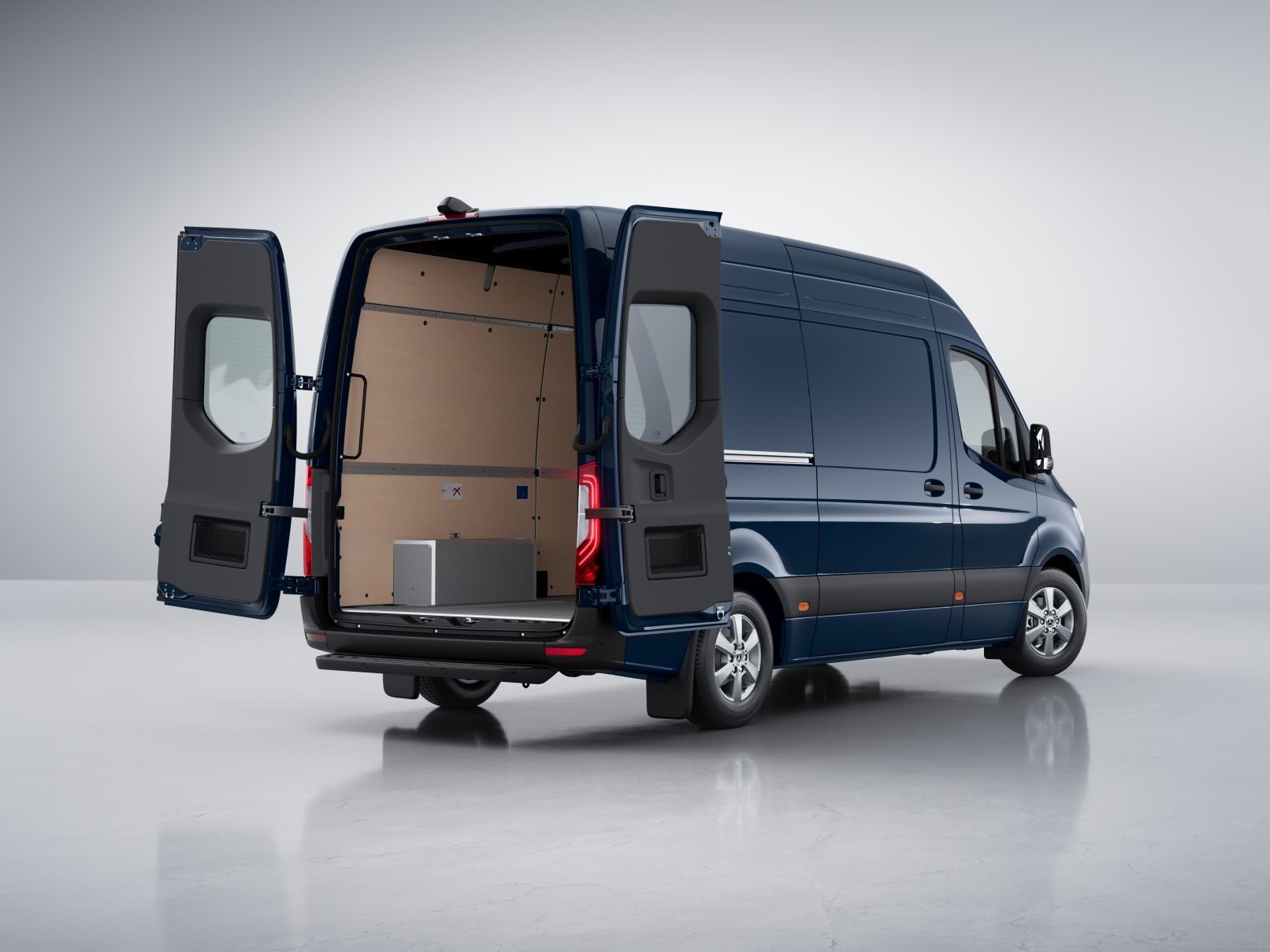 Las puertas traseras abiertas con ventanas de la Mercedes-Benz Sprinter Cargo Van. Puertas traseras | Sprinter Cargo Van | Mercedes-Benz