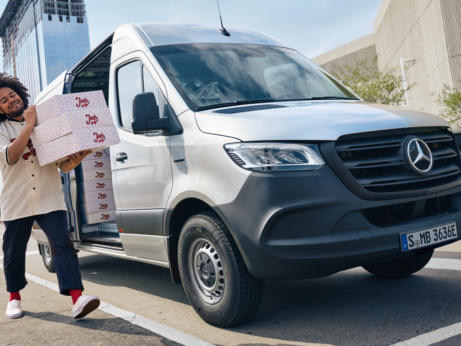 Una Mercedes-Benz eSprinter Cargo Van con una solución industrial de VanSolution.