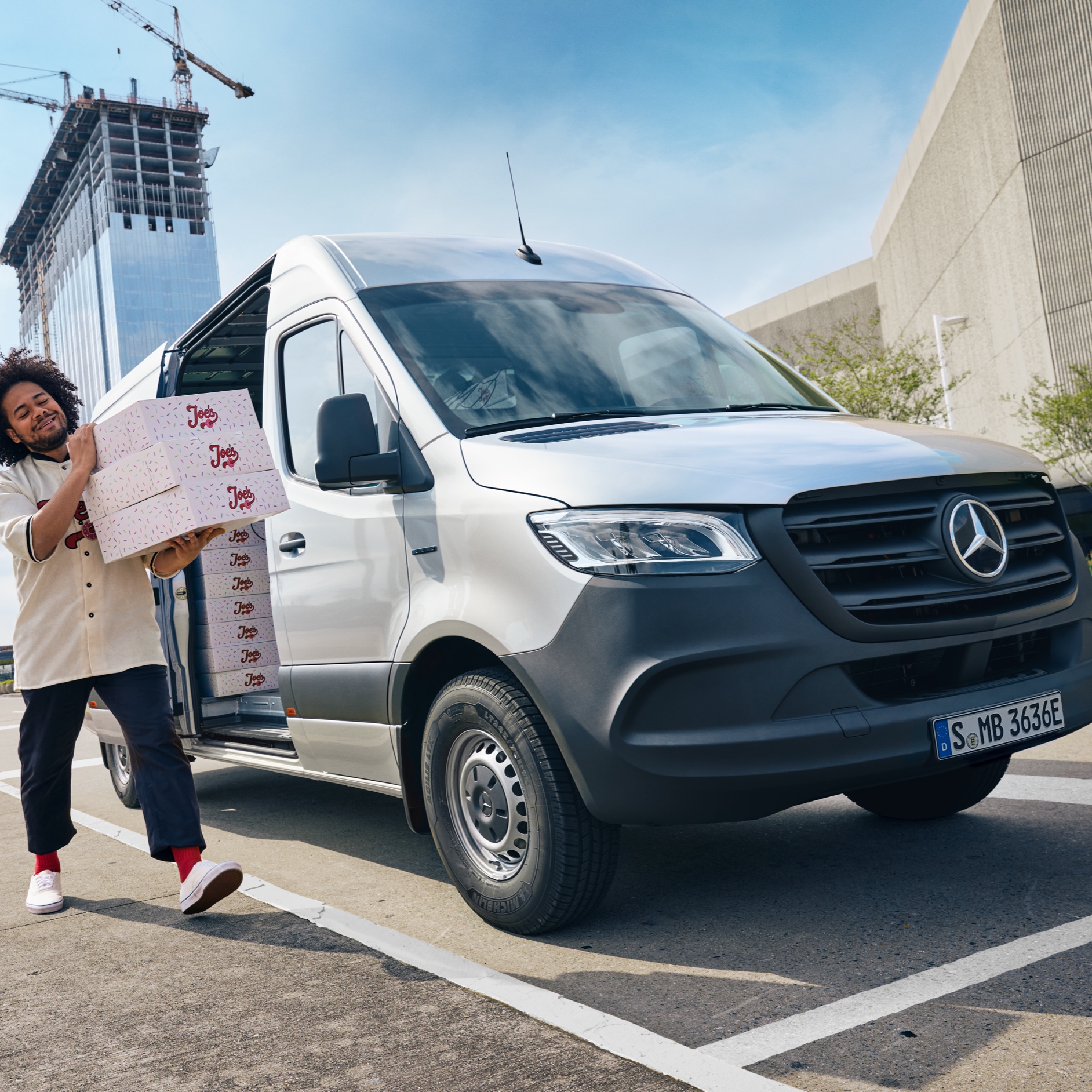 VanSolution | eSprinter Cargo Van | Mercedes-Benz Una Mercedes-Benz eSprinter Cargo Van con una solución industrial de VanSolution.