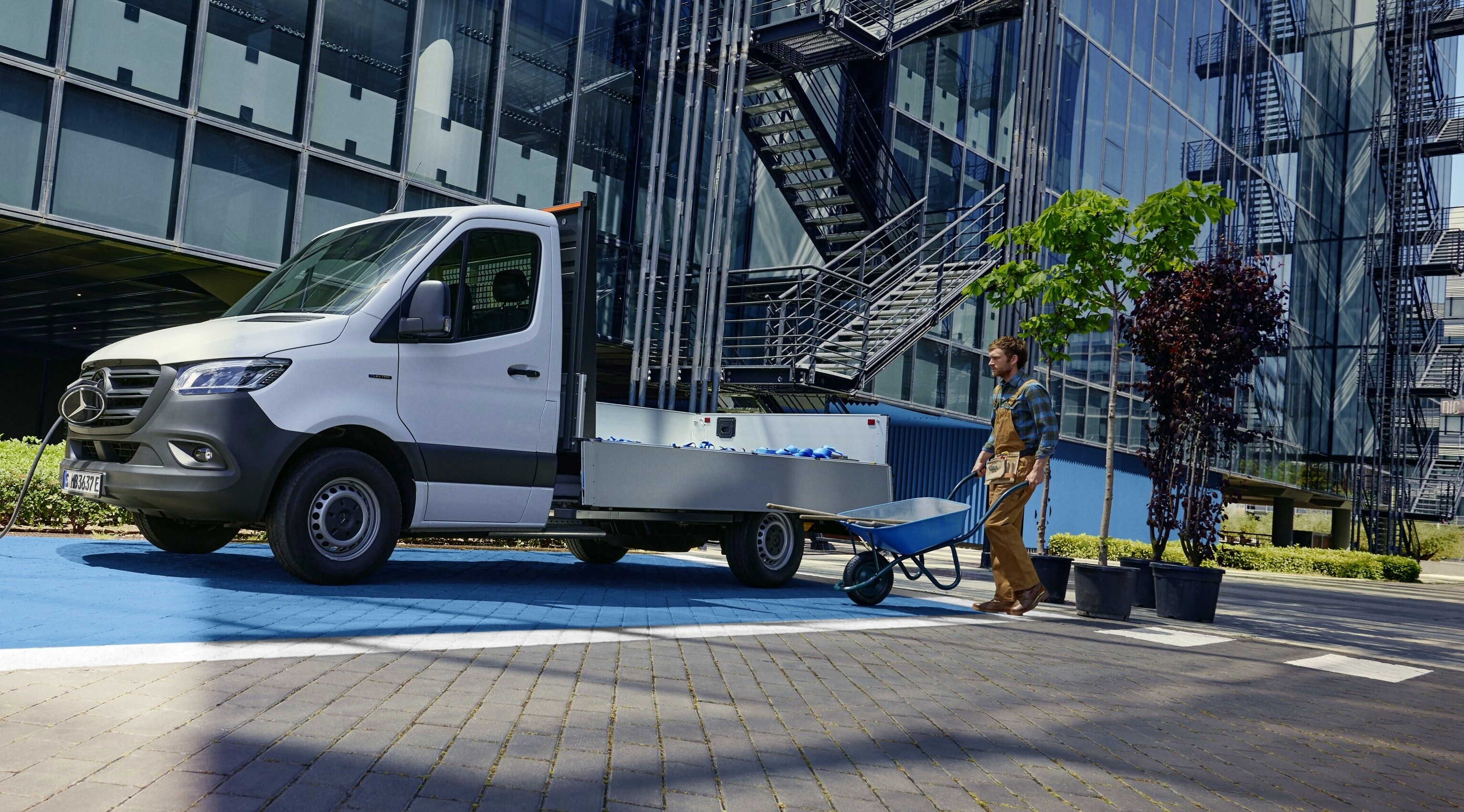 Mercedes-Benz Sprinter Chasis como vehículo con caja abierta en acción.