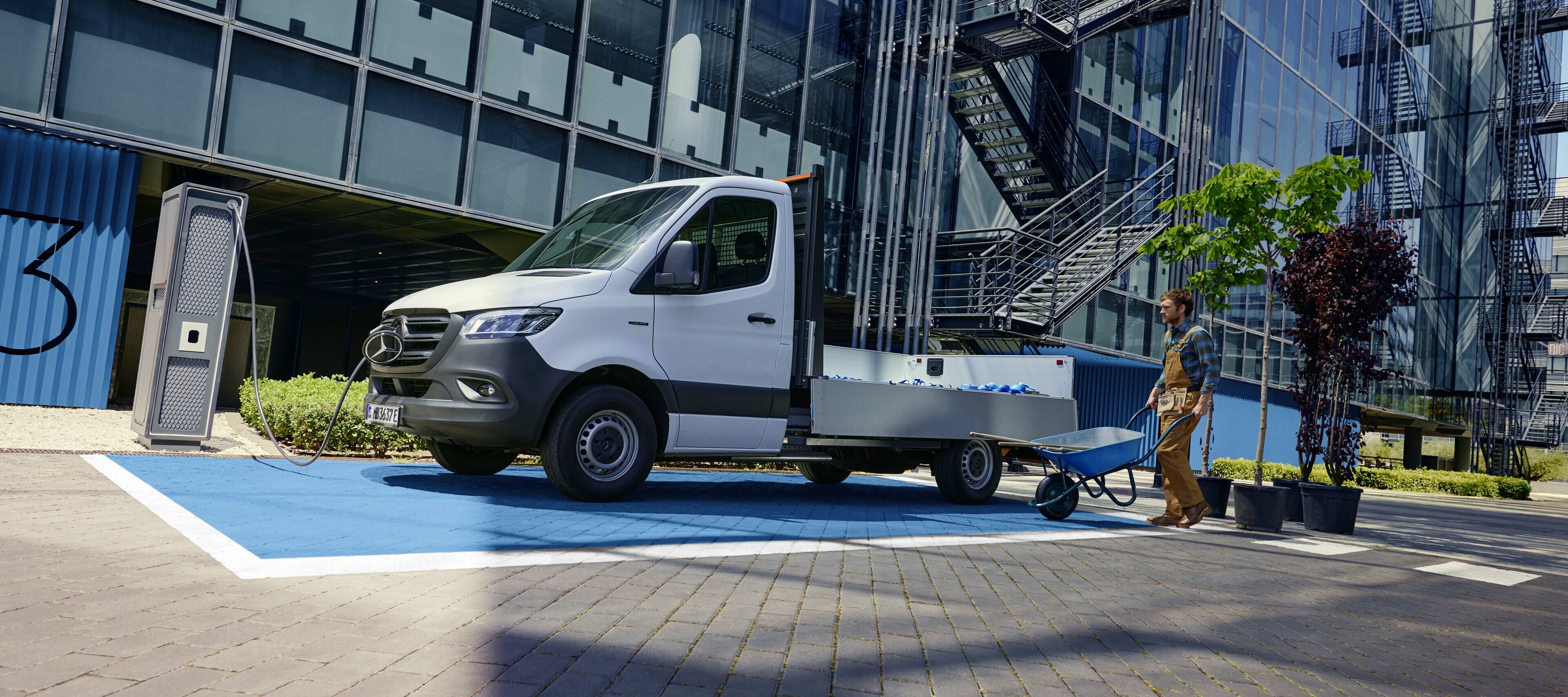 Sistemas de propulsión alternativos | Sprinter Chasis | Mercedes-Benz Mercedes-Benz Sprinter Chasis como vehículo con caja abierta en acción.
