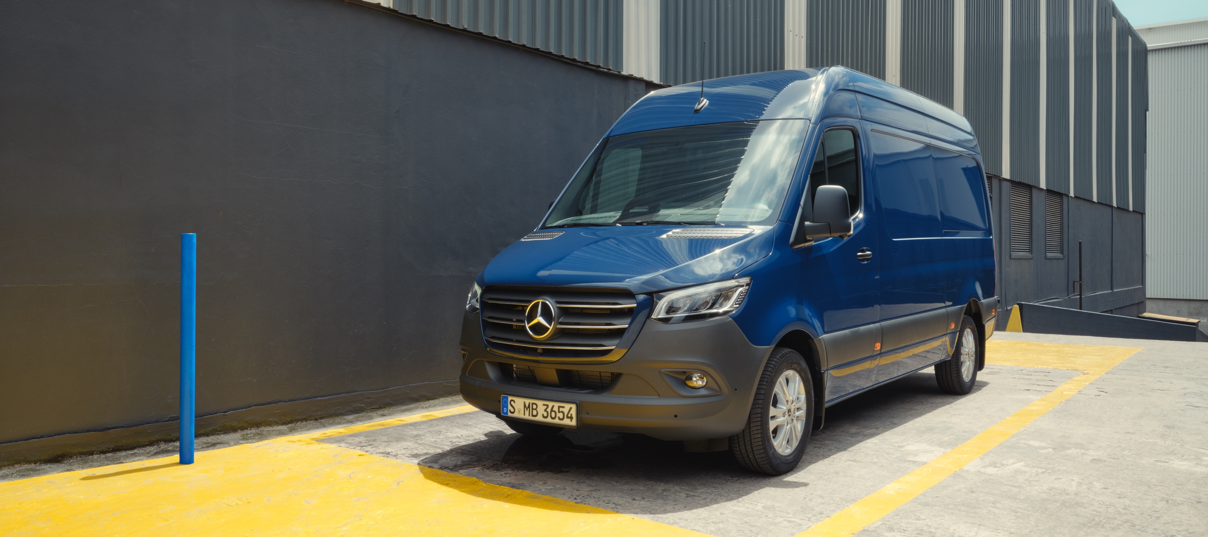Comparación de vehículos | Sprinter Furgón | Mercedes-Benz La Sprinter Furgón de Mercedes-Benz en una zona de reparto.